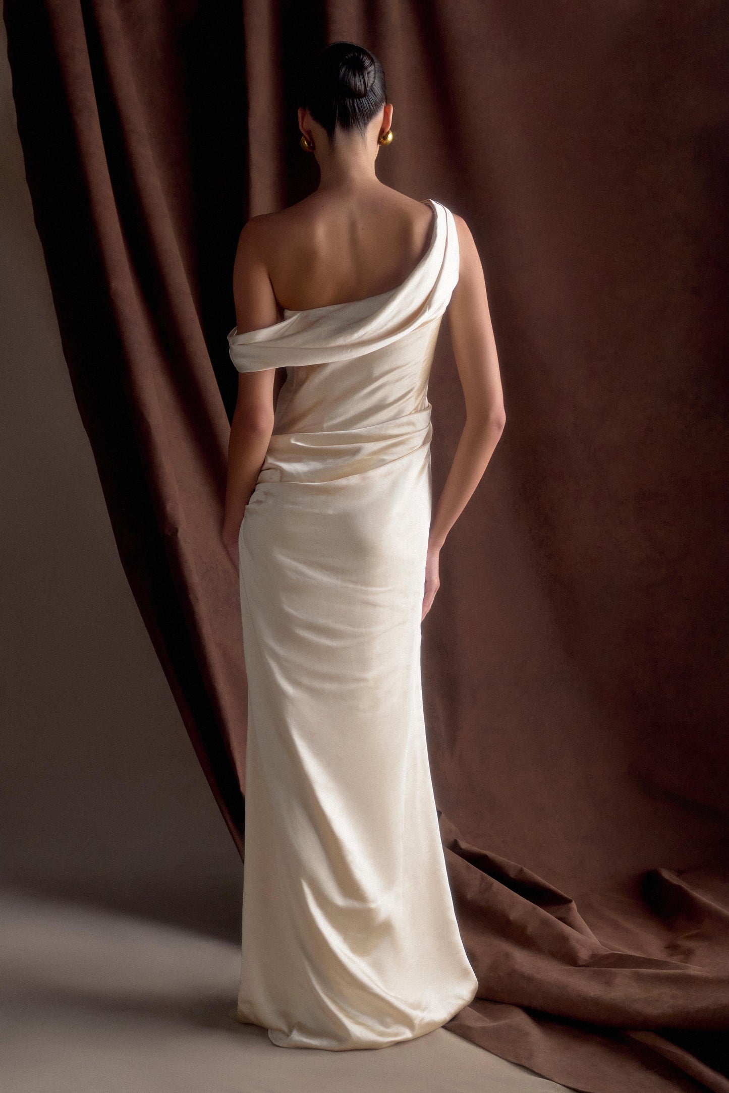 Robe longue satinée à épaules dénudées Dalia - Or rosé