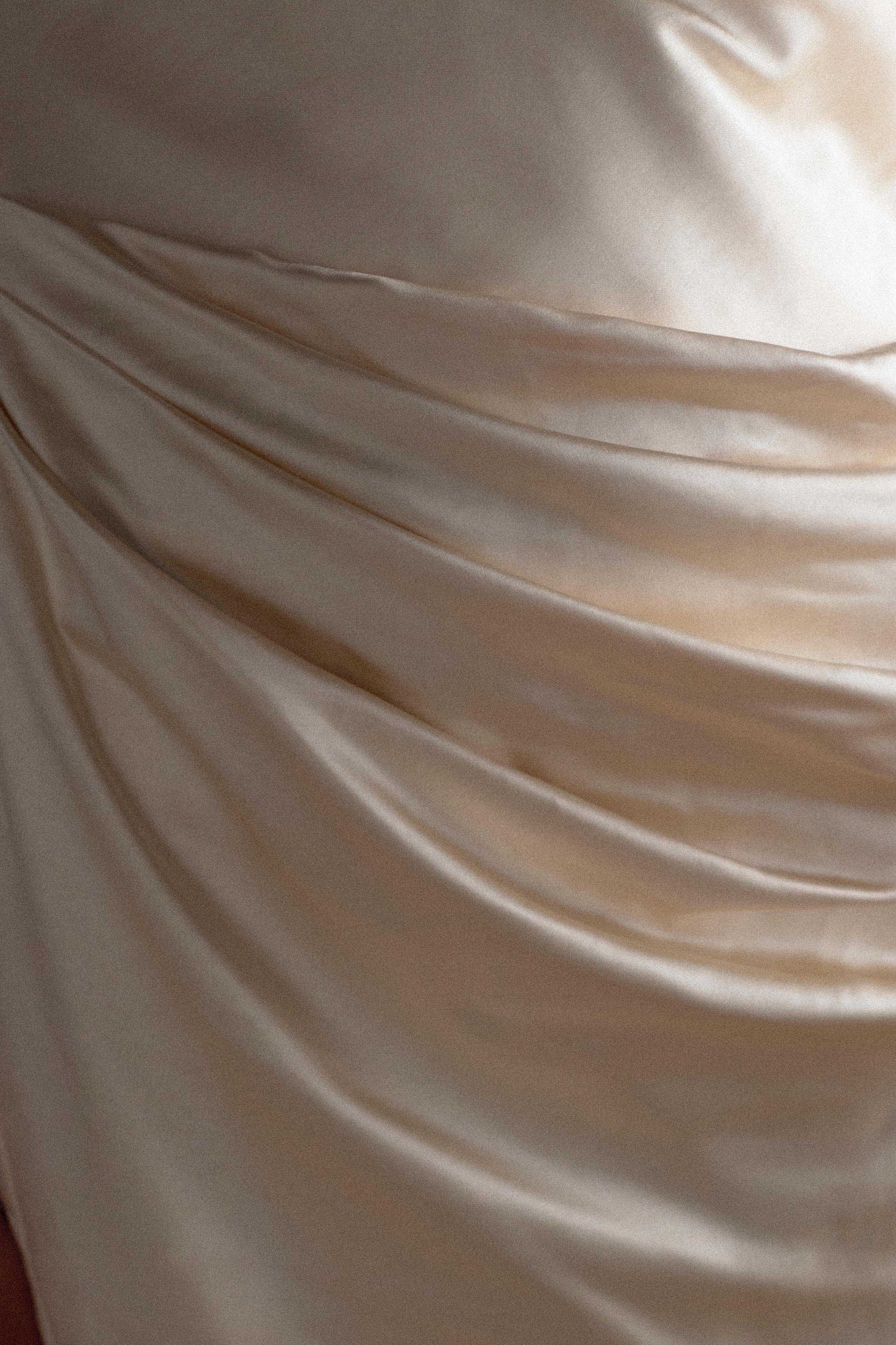 Robe longue satinée à épaules dénudées Dalia - Or rosé