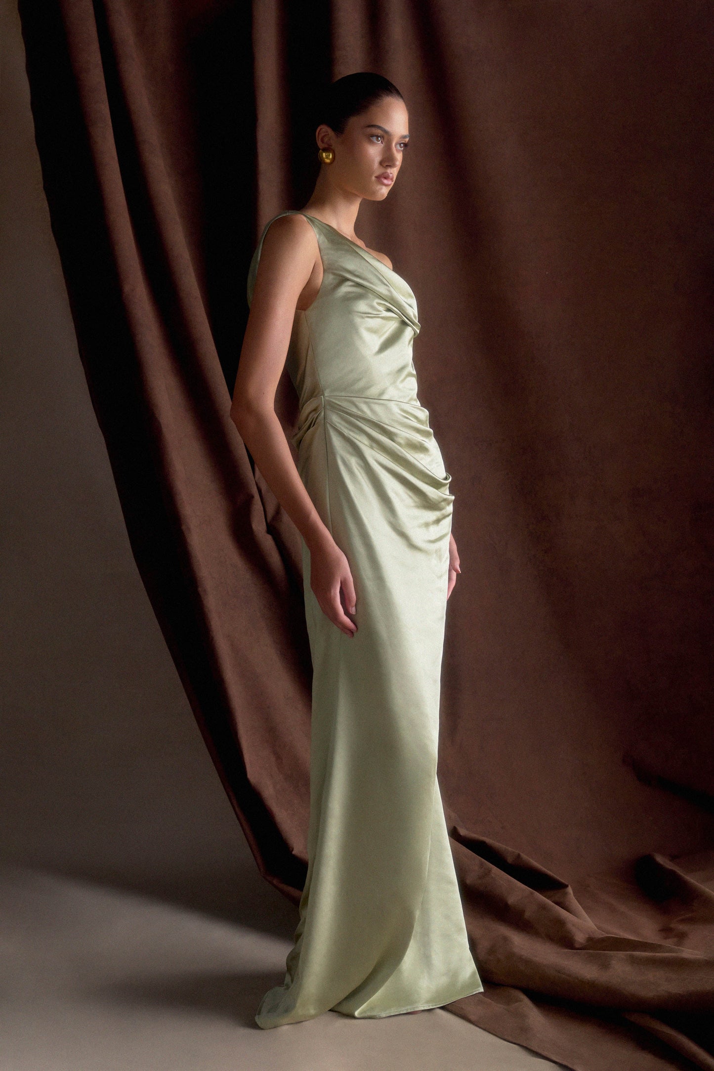 Robe maxi en satin Dalia à épaules dénudées - Senteur de sauge