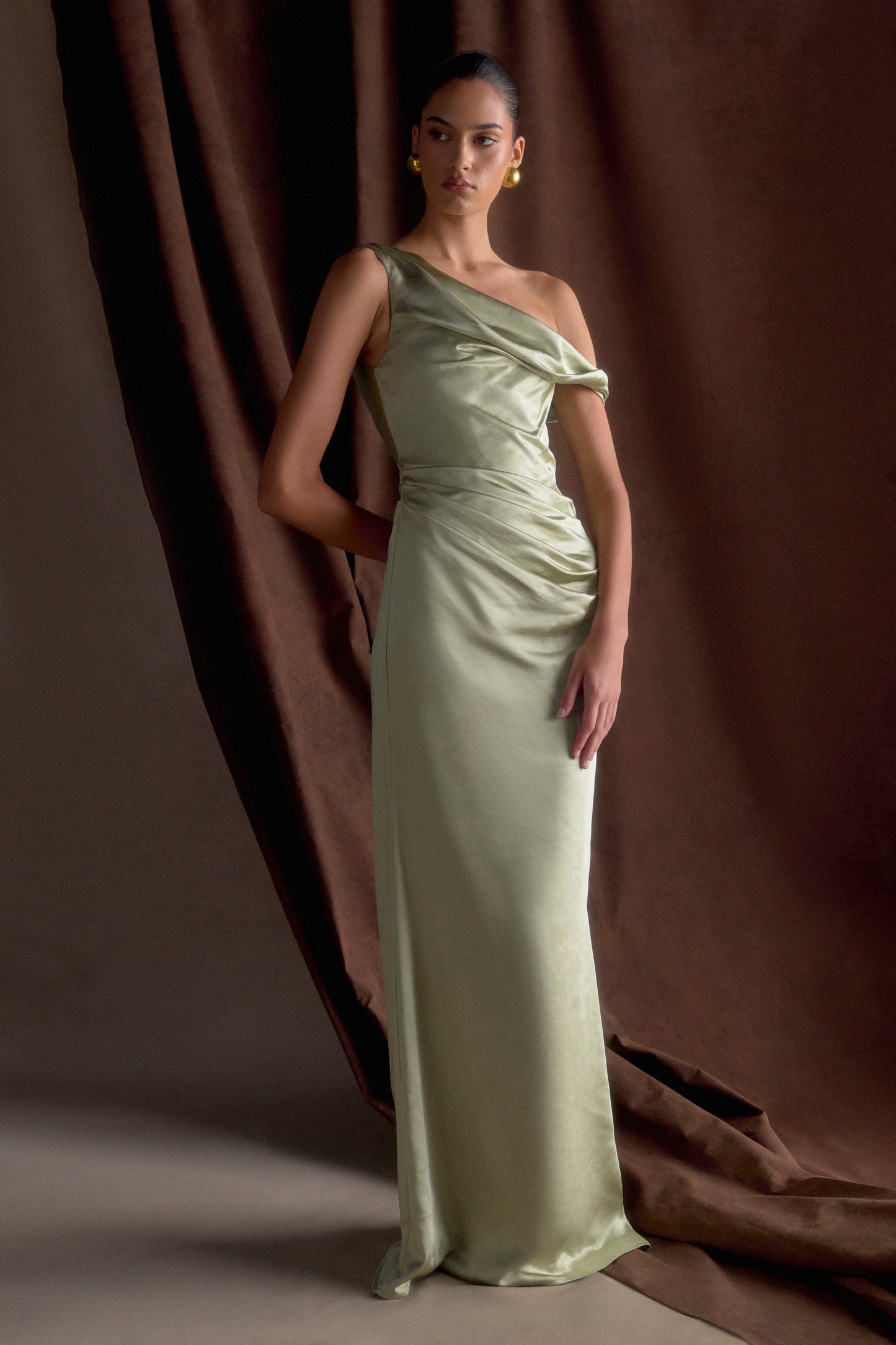 Robe maxi en satin Dalia à épaules dénudées - Senteur de sauge