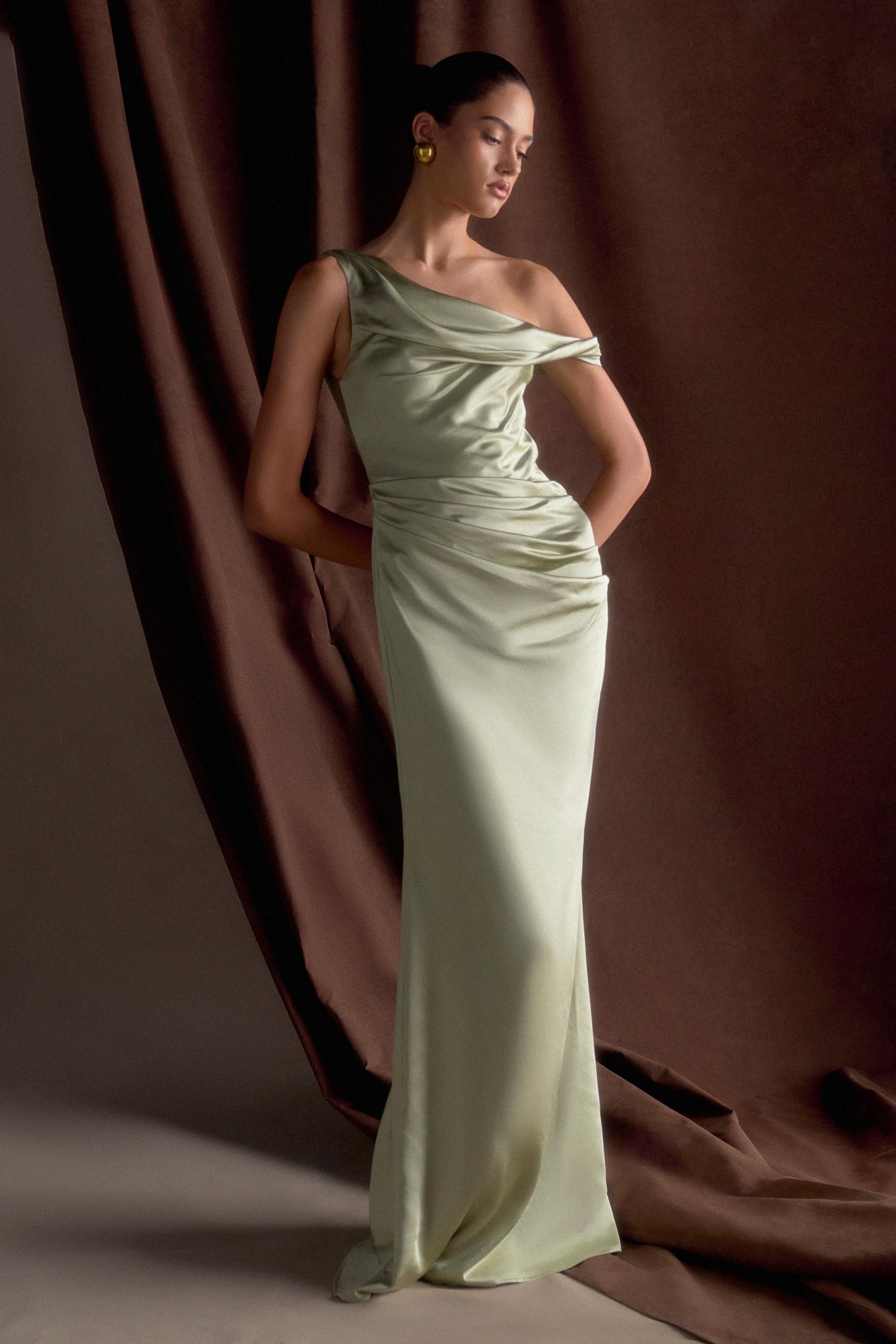 Robe maxi en satin Dalia à épaules dénudées - Senteur de sauge