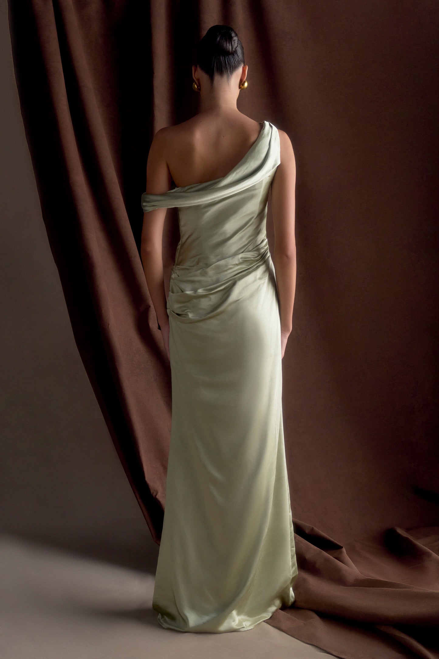 Robe maxi en satin Dalia à épaules dénudées - Senteur de sauge