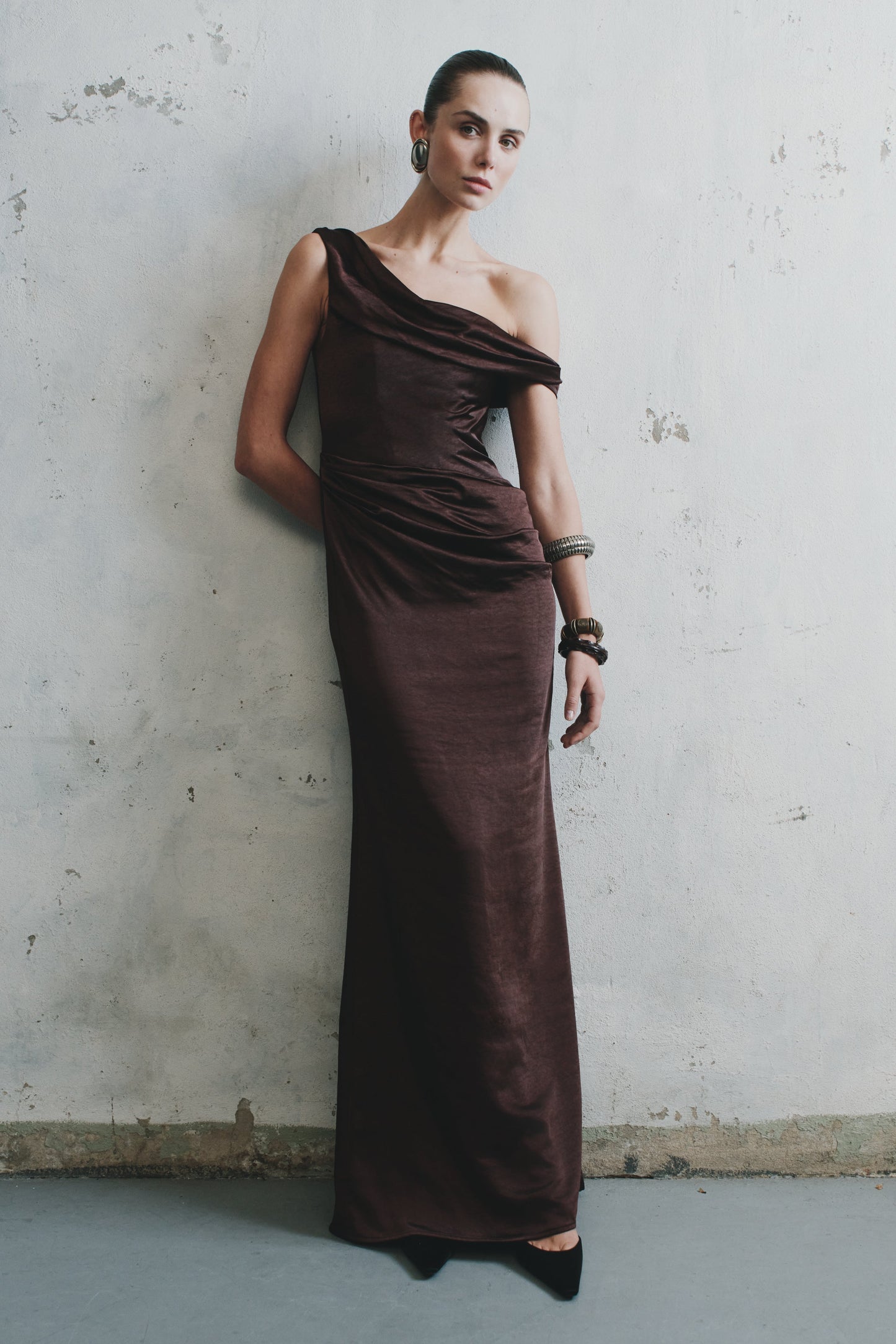 Robe Maxi en Satin Dalia à Manches Décolletées - Chocolat Noir