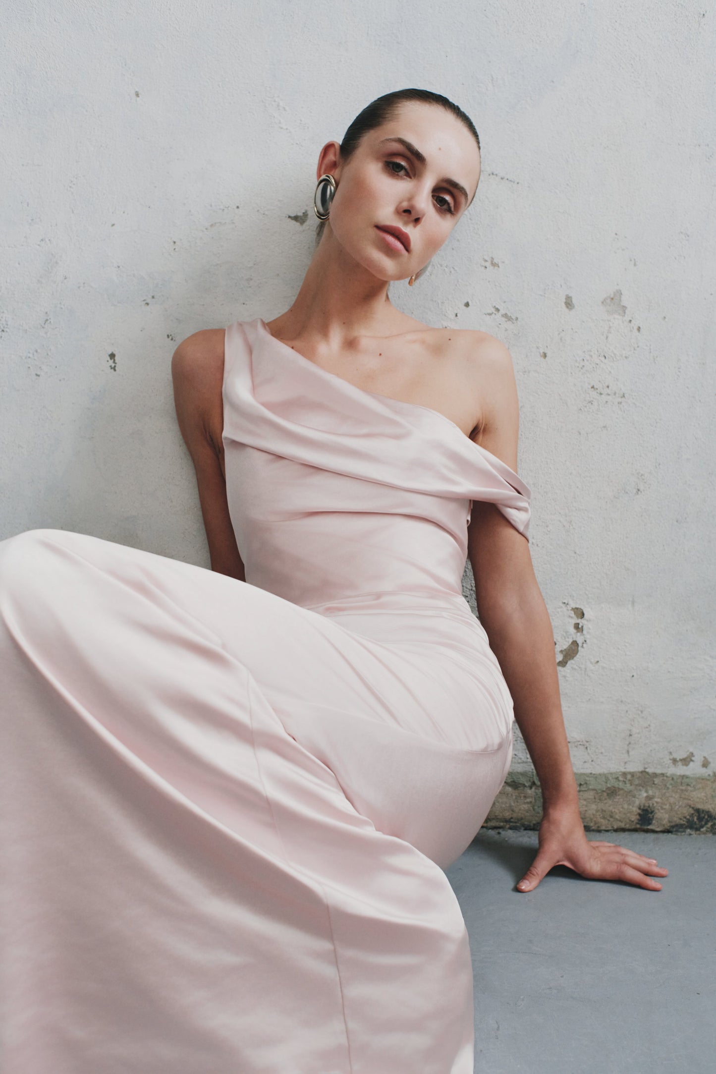 Robe Maxi en Satin Dalia à Manches Décolletées - Rose Poudré