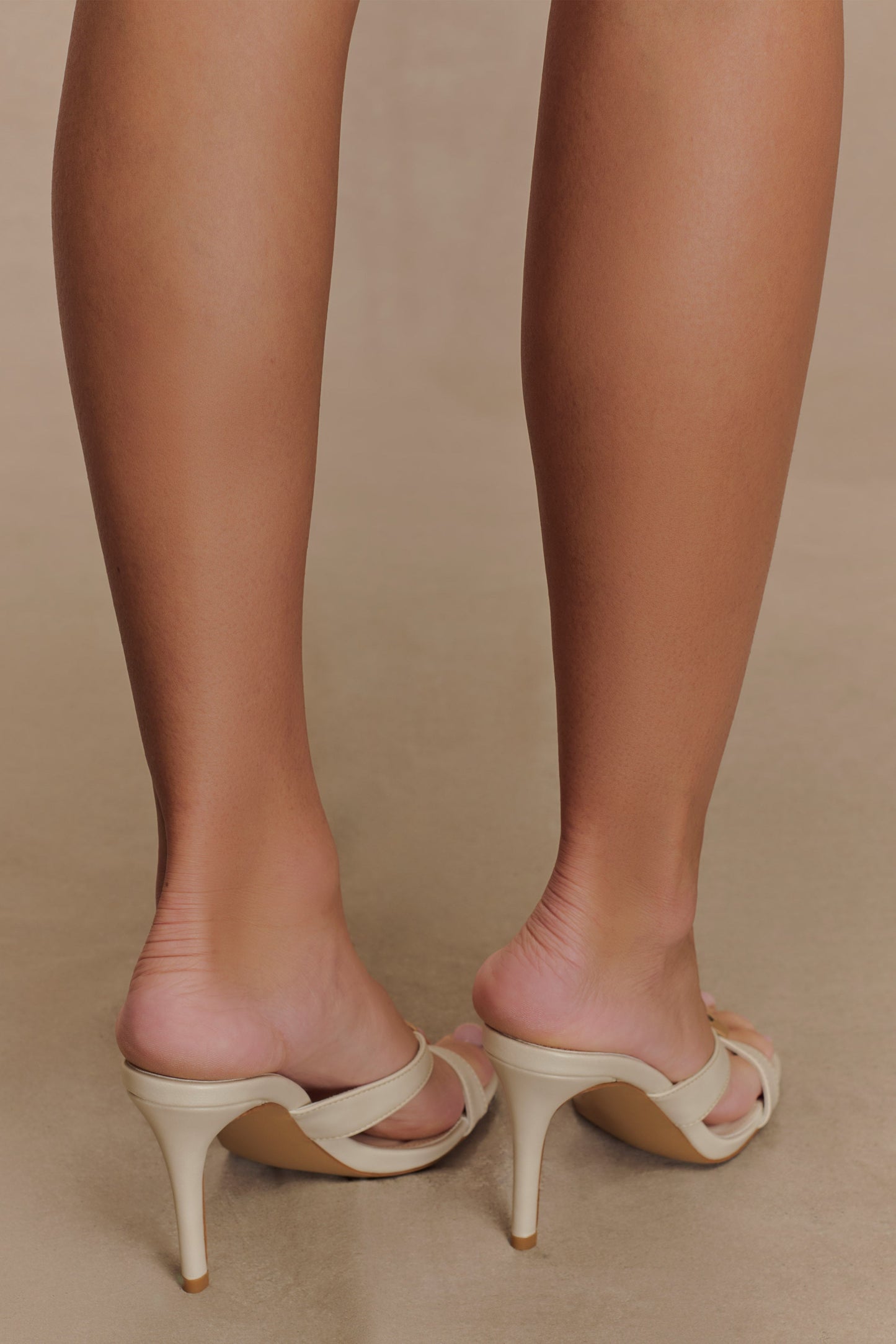 Jodie, talons hauts avec ornements métalliques - Ivoire