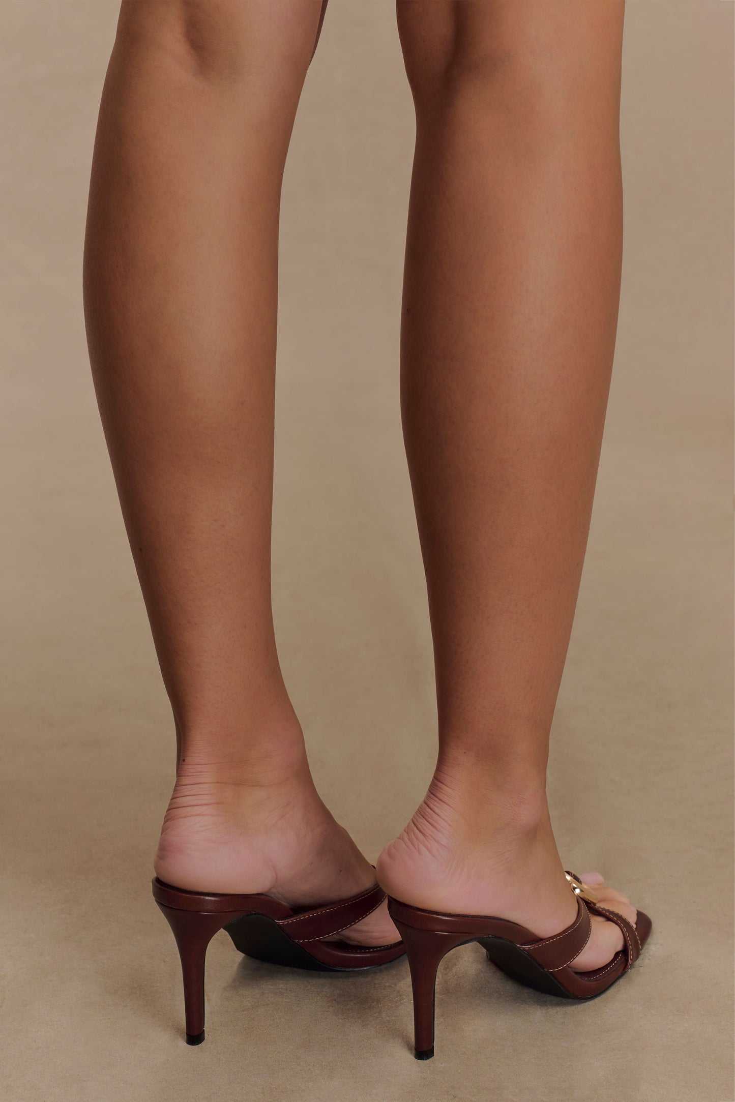 Jodie, talons hauts avec ornements métalliques - Chocolat