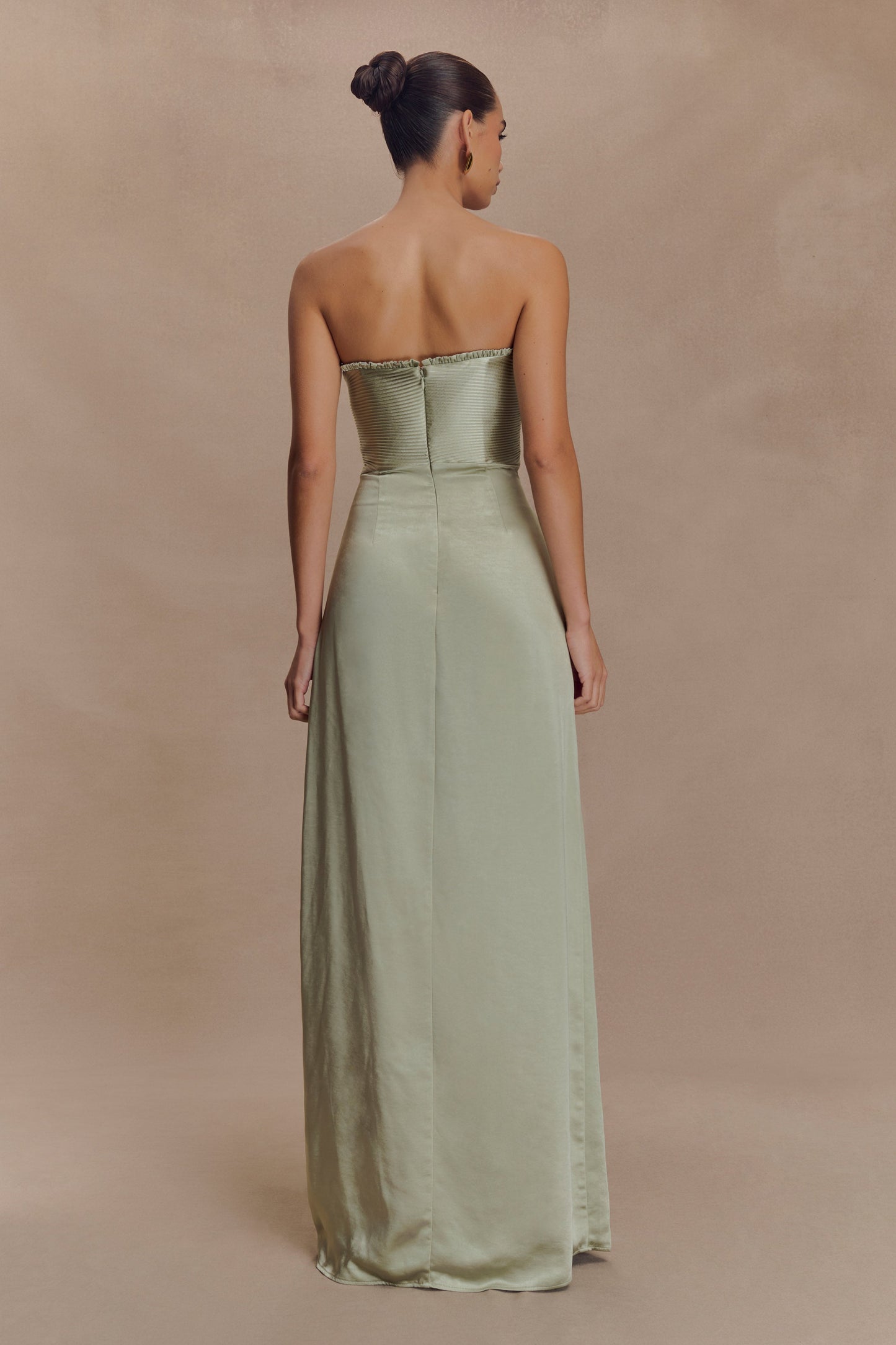 Robe Maxi Larissa en Satin avec Pétales Froncés - SAGE
