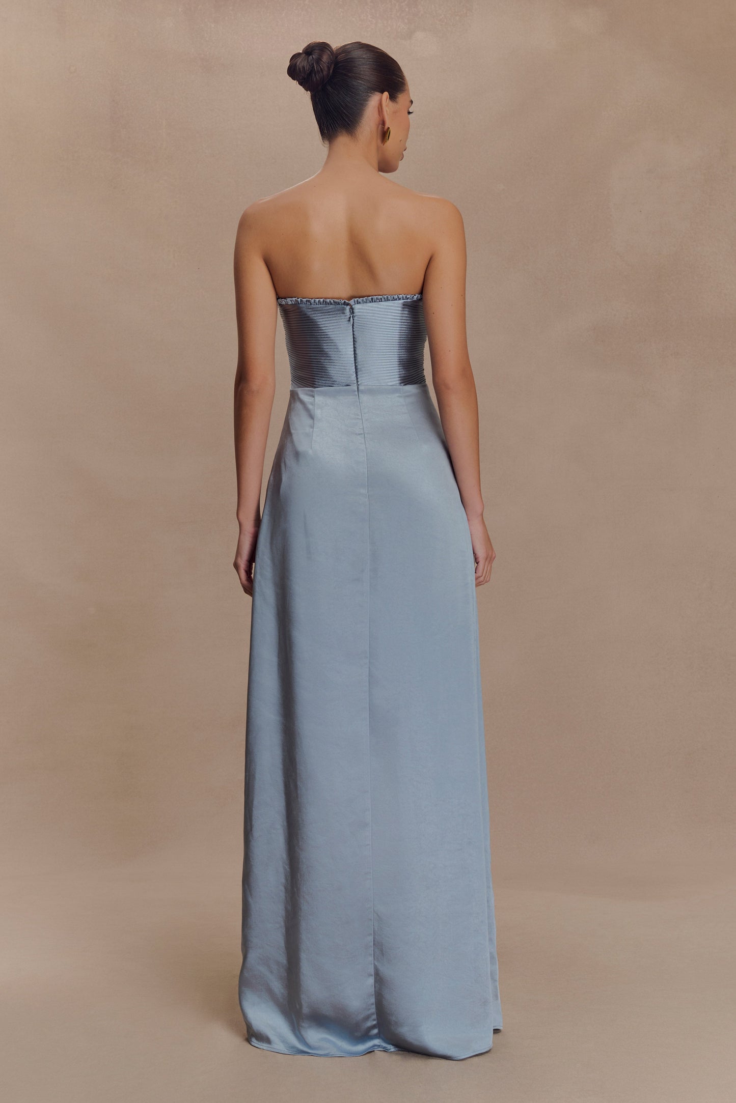 Robe maxi en satin Larissa avec pétales froncés - Bleu givré