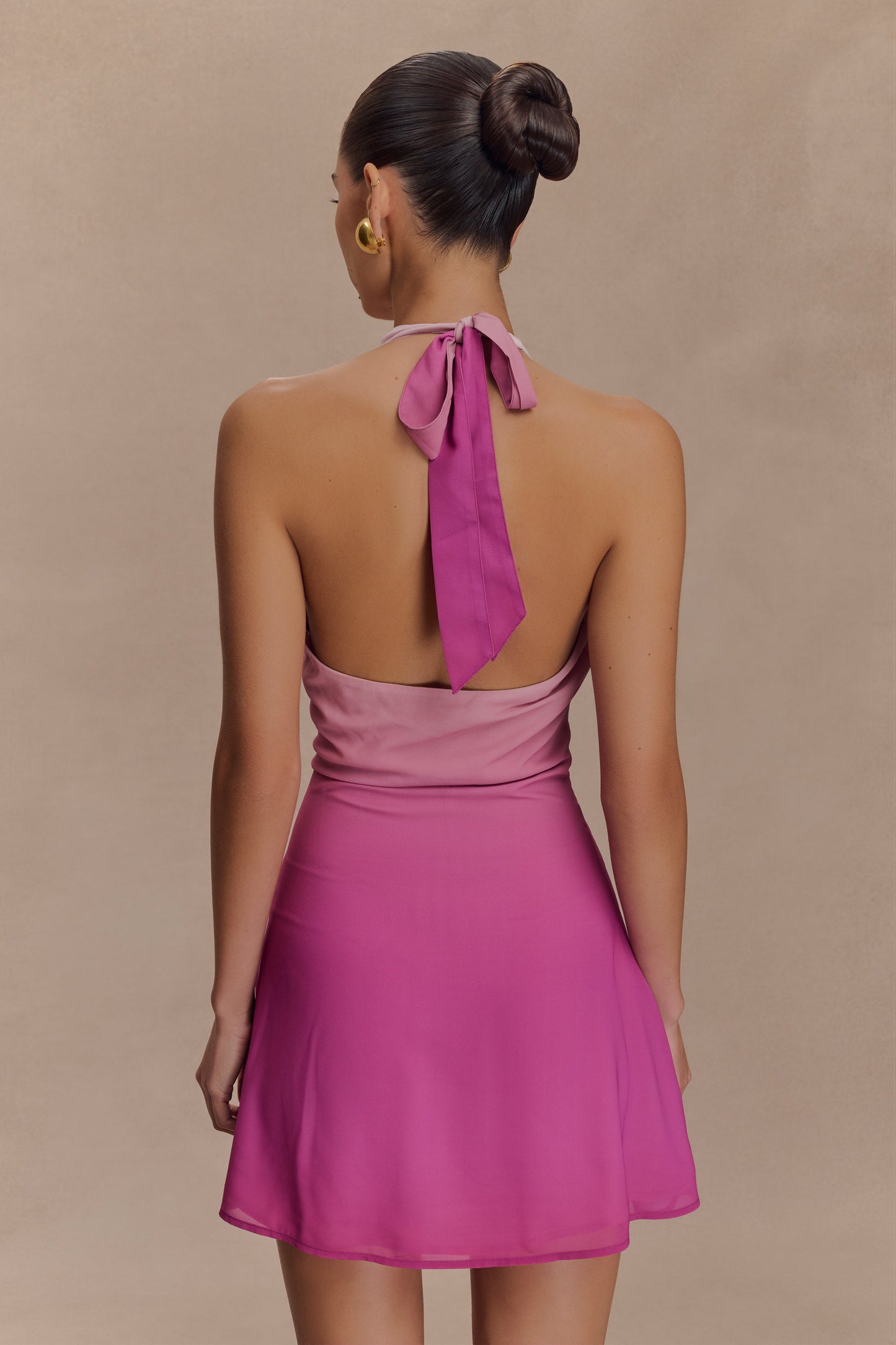 Mini-robe halter en mousseline de soie Malakhai - Rose dégradé