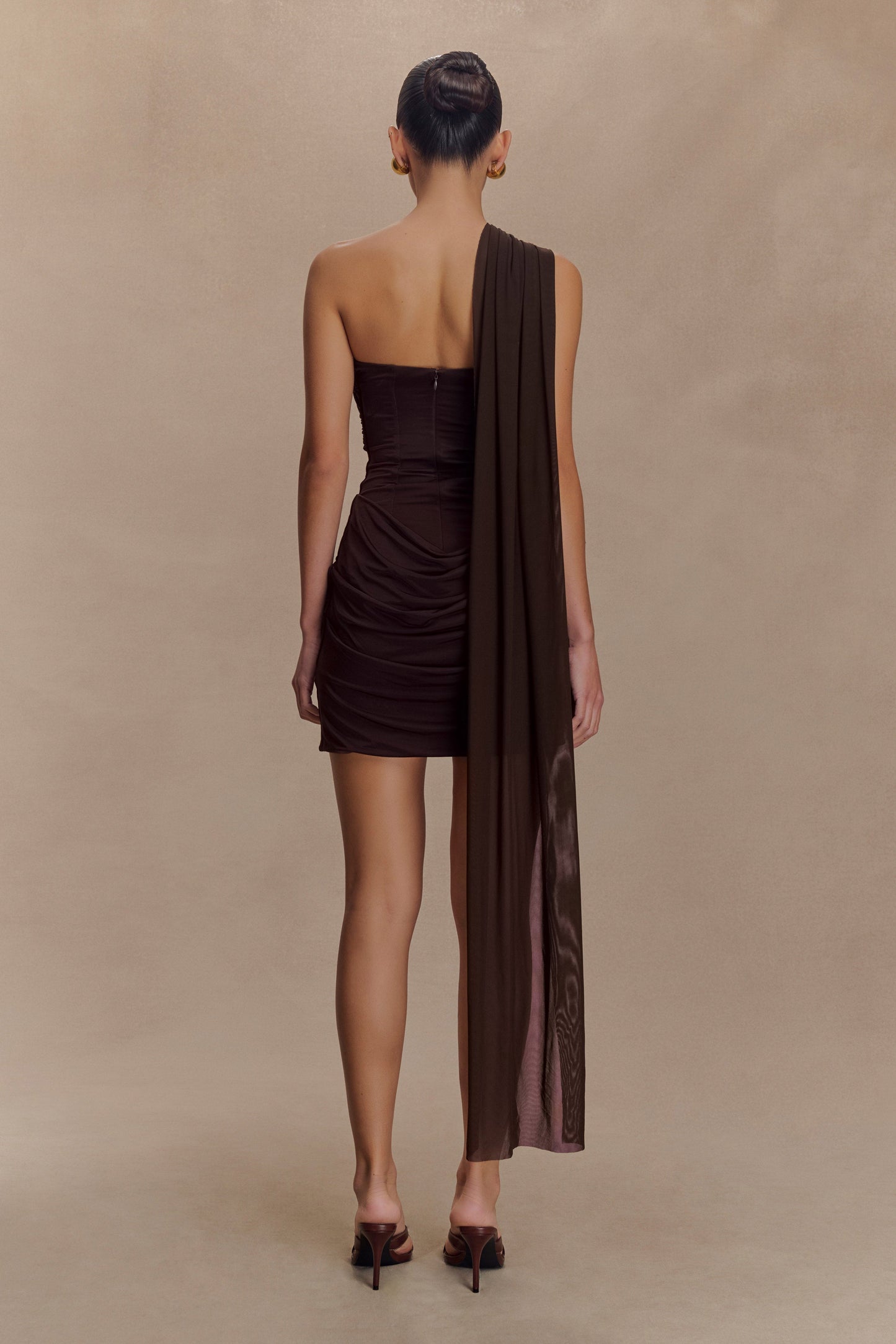Mini-robe moulante et en maille Mattea avec foulard - Chocolat noir