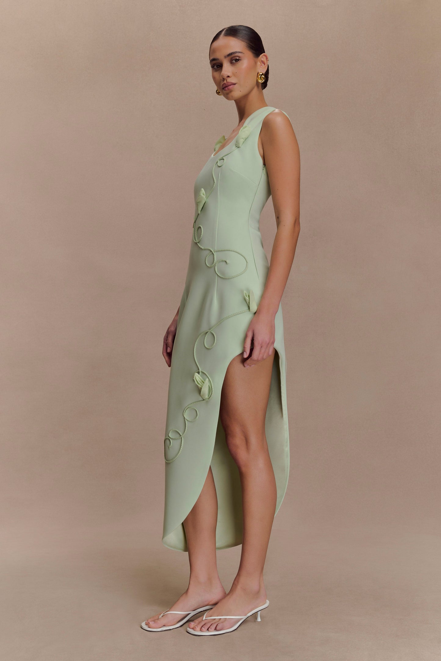 Robe midi brodée Virginia en tissu de costume - SAGE