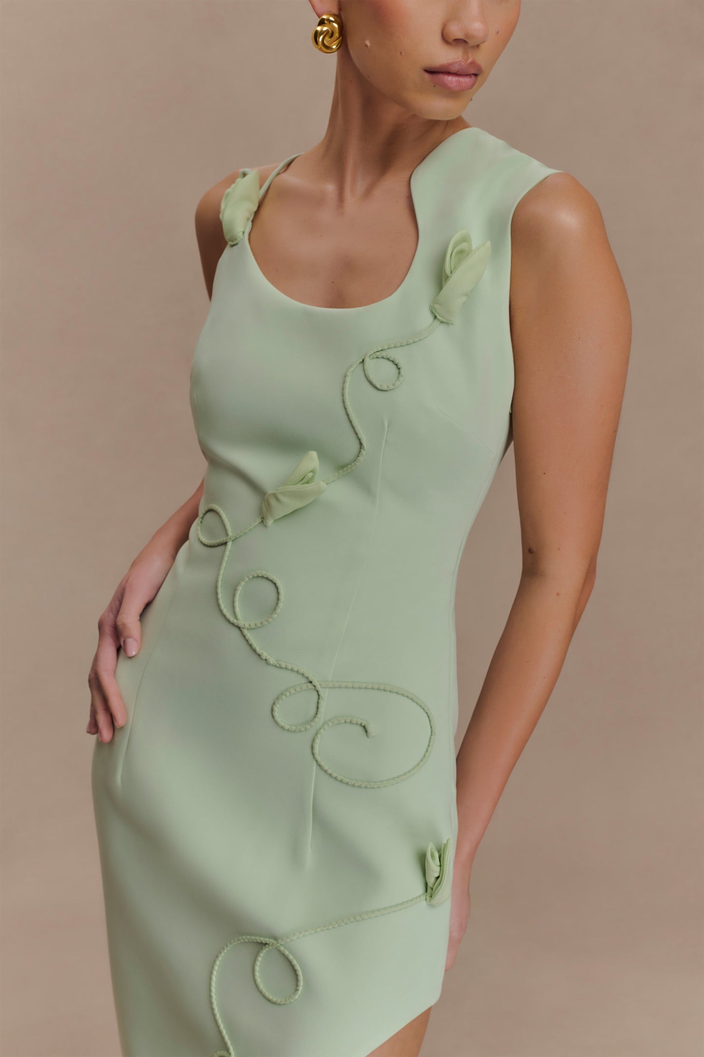 Robe midi brodée Virginia en tissu de costume - SAGE