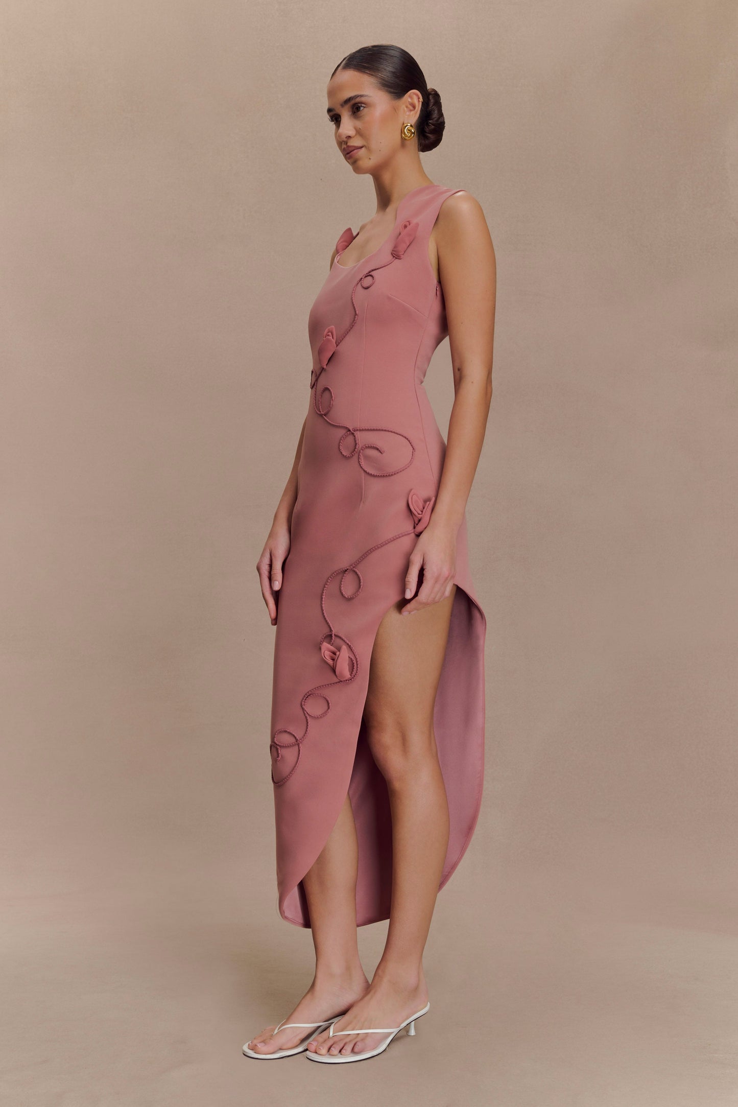 Robe midi brodée Virginia en tissu de costume - Rose brûlé