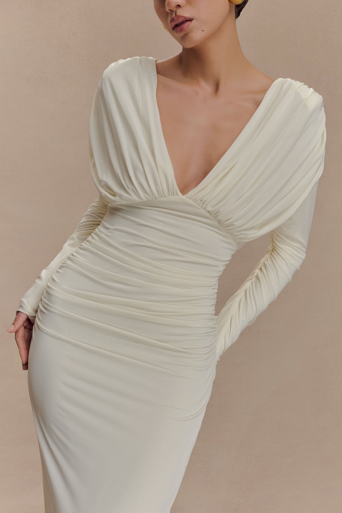 Robe longue maxi à manches longues et décolleté plongeant Hayden - Ivoire