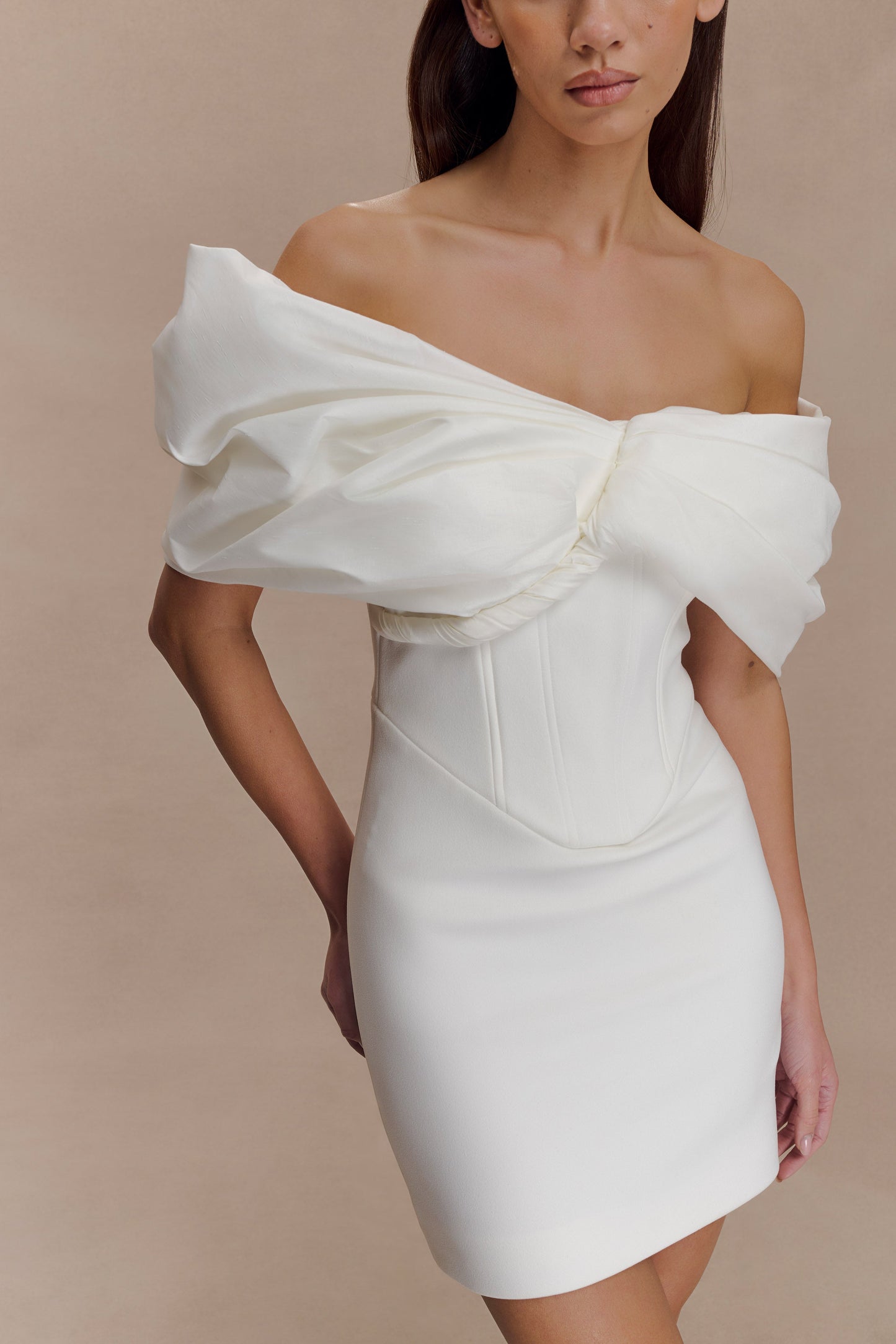 Mini-robe en crêpe à épaules dénudées Aphrodite - Ivoire