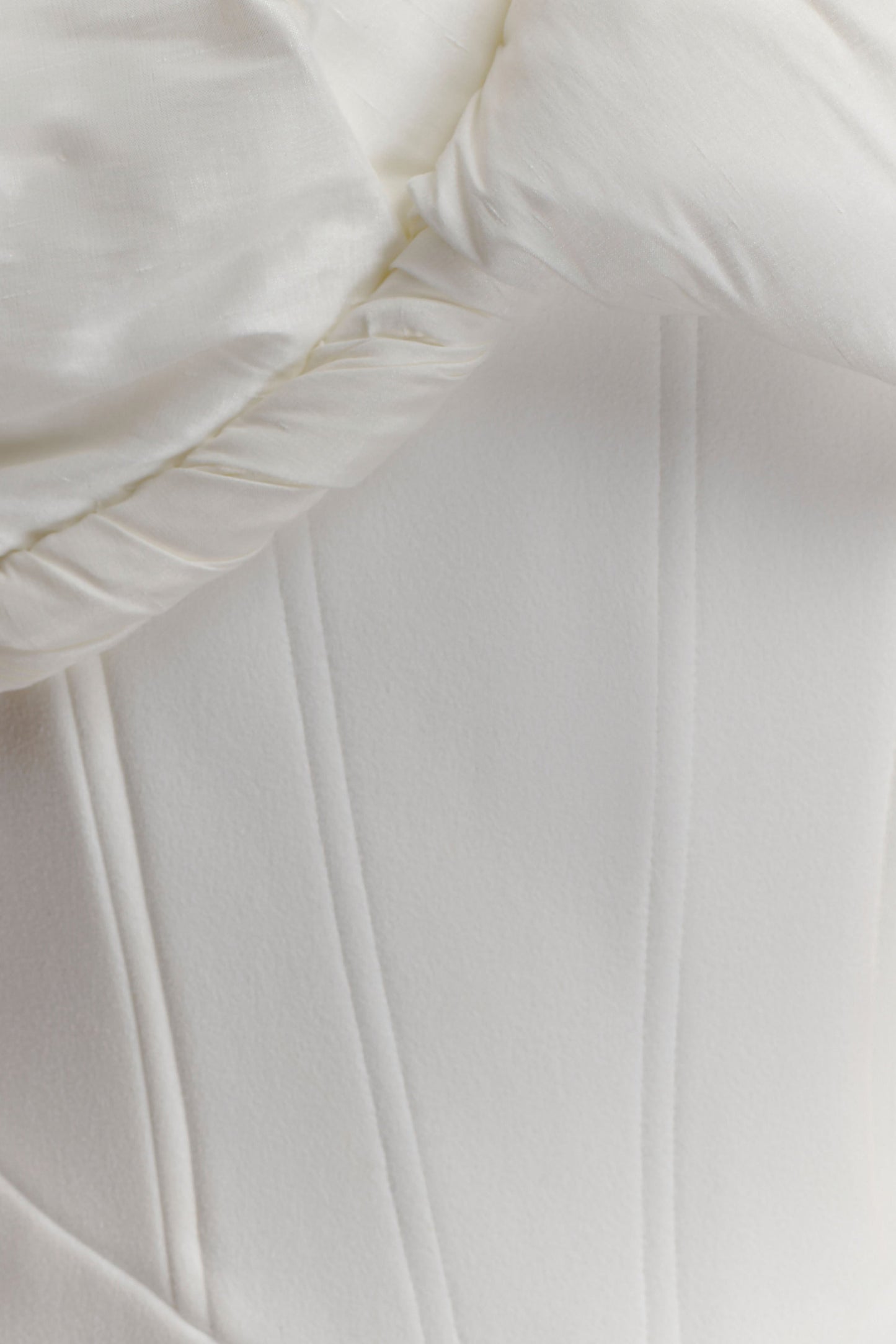 Mini-robe en crêpe à épaules dénudées Aphrodite - Ivoire