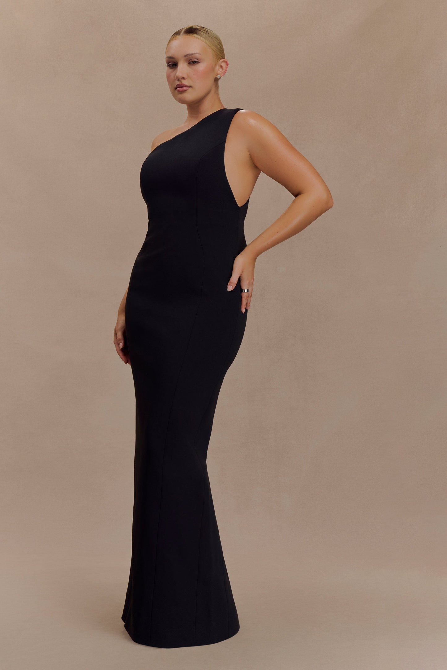Robe Maxi Milena en Crêpe avec une Seule Épaule - Noire