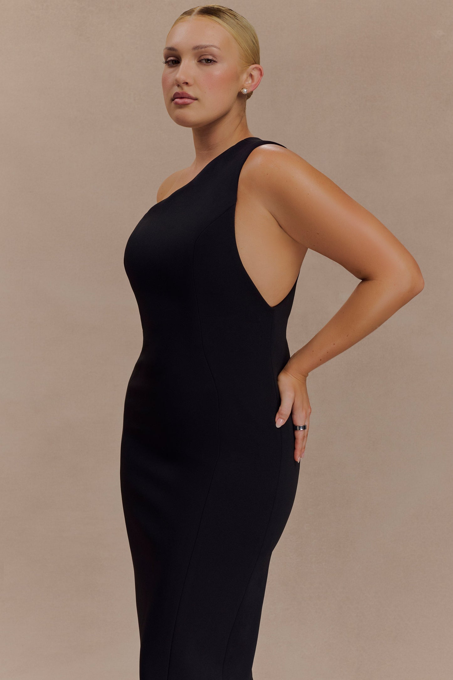 Robe Maxi Milena en Crêpe avec une Seule Épaule - Noire