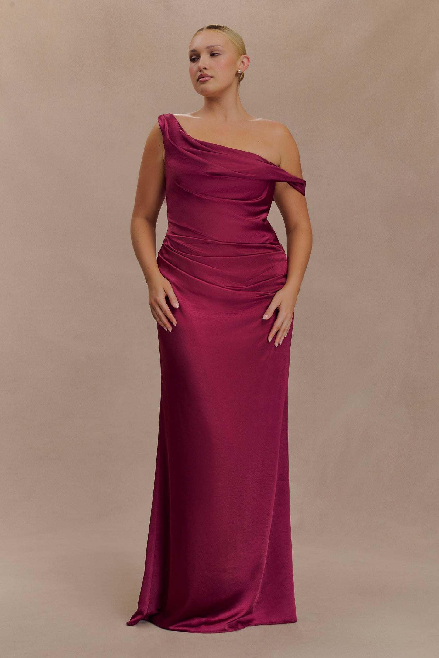 Robe Maxi en Satin Dalia à Manches Décolletées - Brun-Rouge