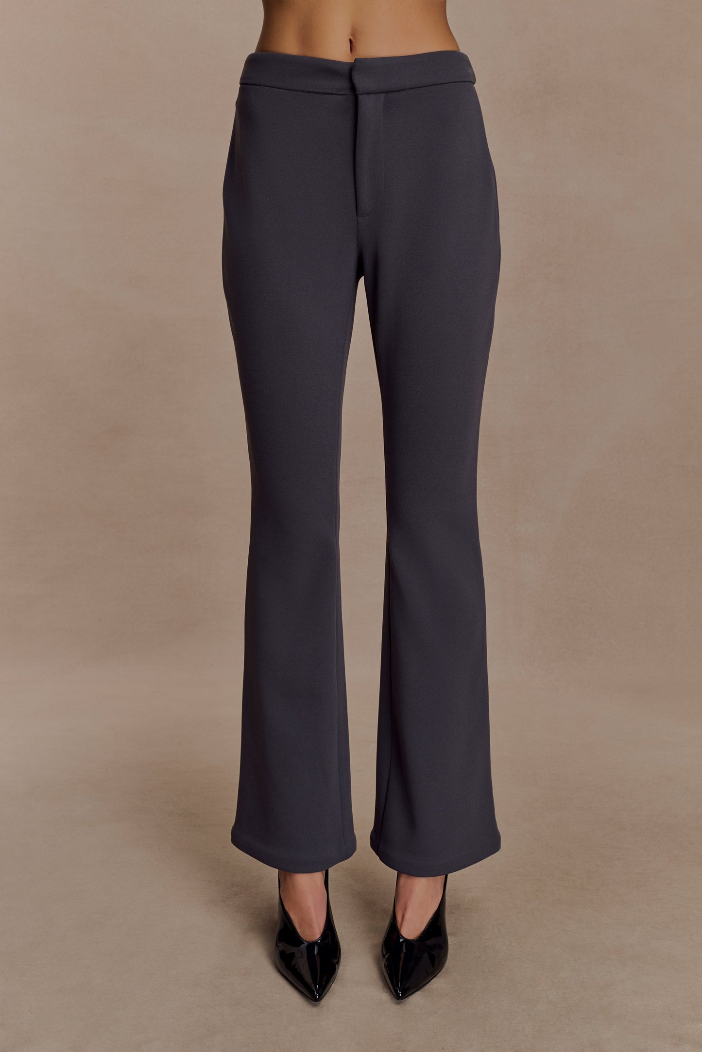 Pantalon Marion, coupe ajustée et évasée - Gris anthracite
