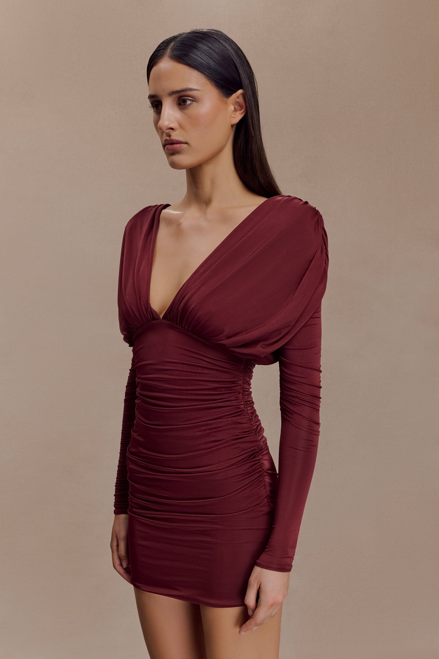 Robe mini à manches longues et décolleté plongeant Hayden - Bourgogne