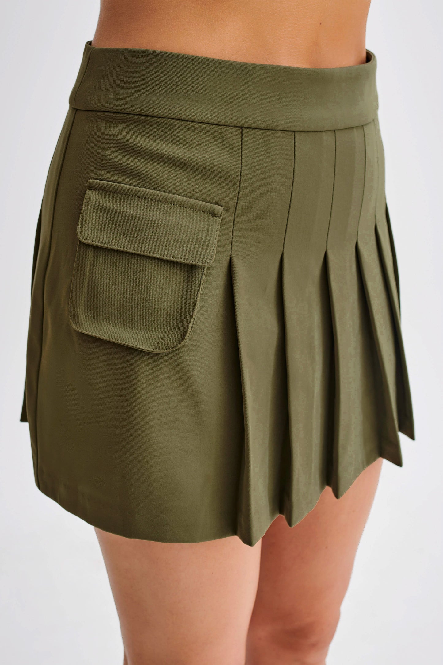 Mini-jupe plissée Brigitte avec poche - Vert olive militaire