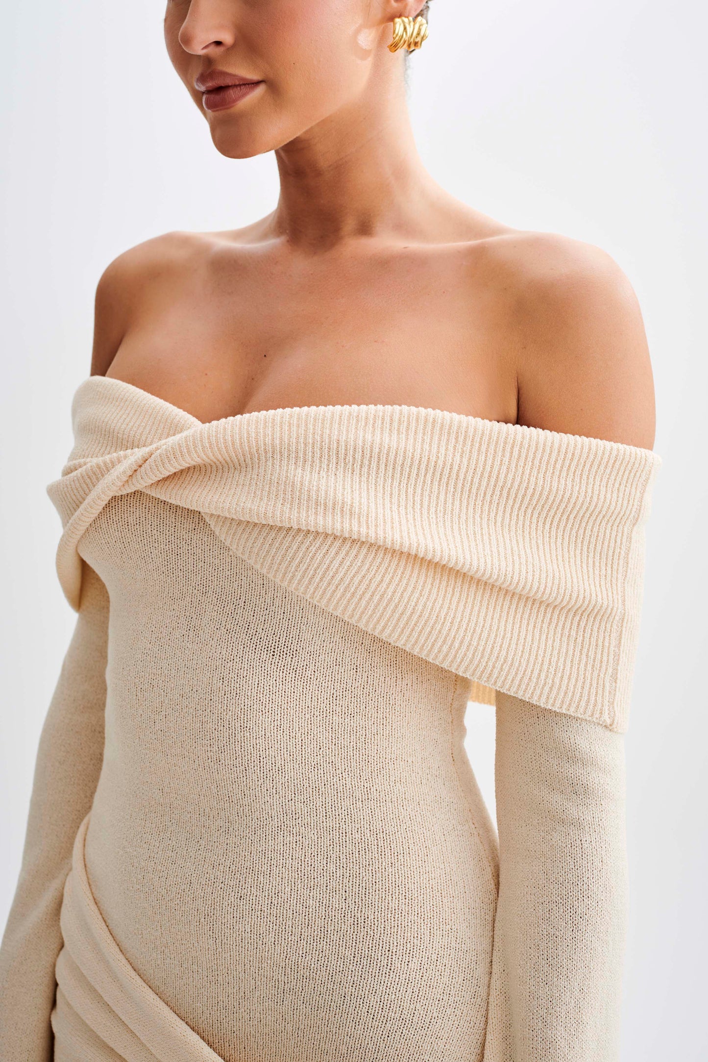 Mini-robe en tricot à nouer avec épaules dénudées Camryn - Crème Marle
