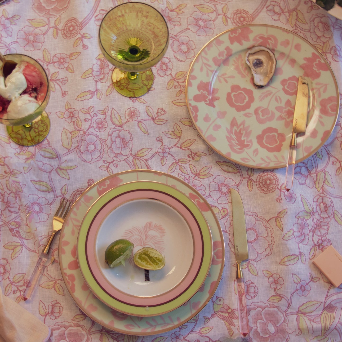 Nappe en lin Alma Hortus blanche à motifs mauves et verts