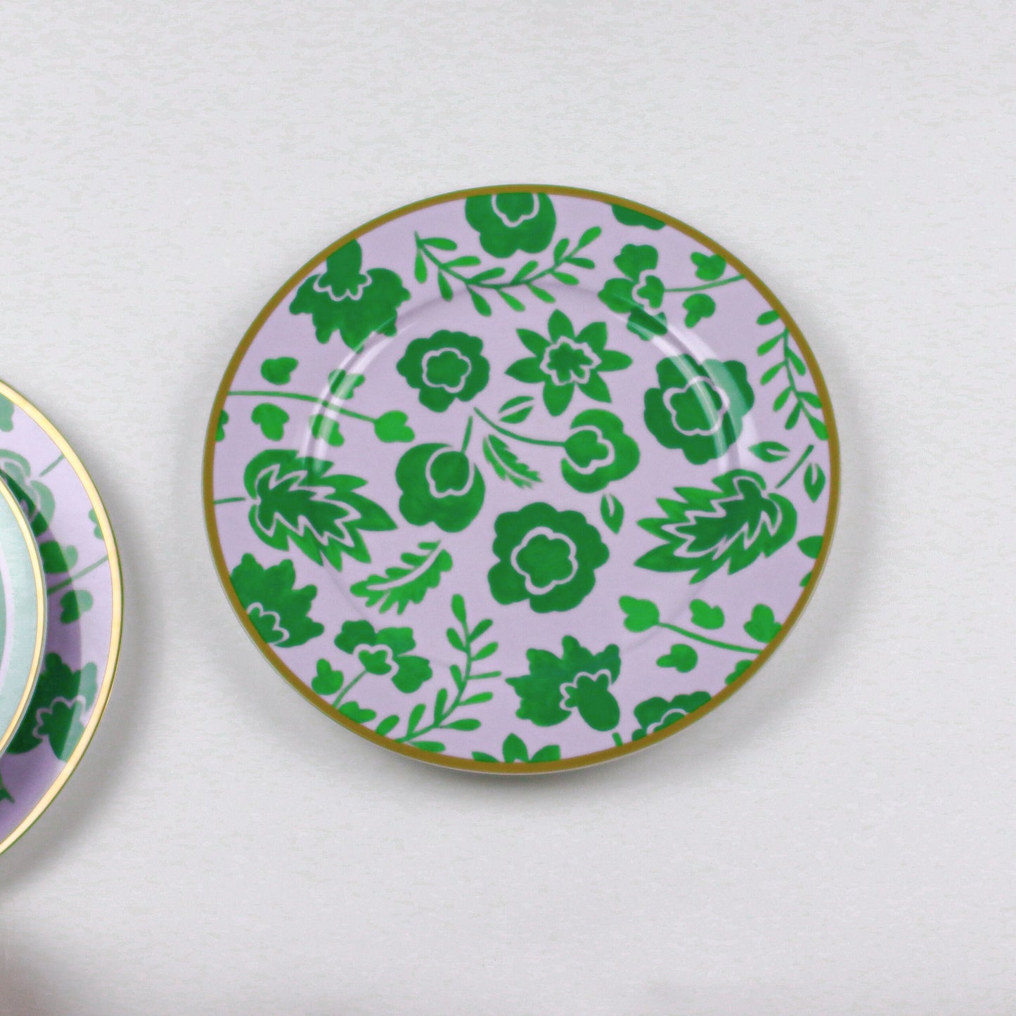 Assiette plate en porcelaine Bernadette Leaf lilas et verte avec bord doré peint à la main (lot de 4)
