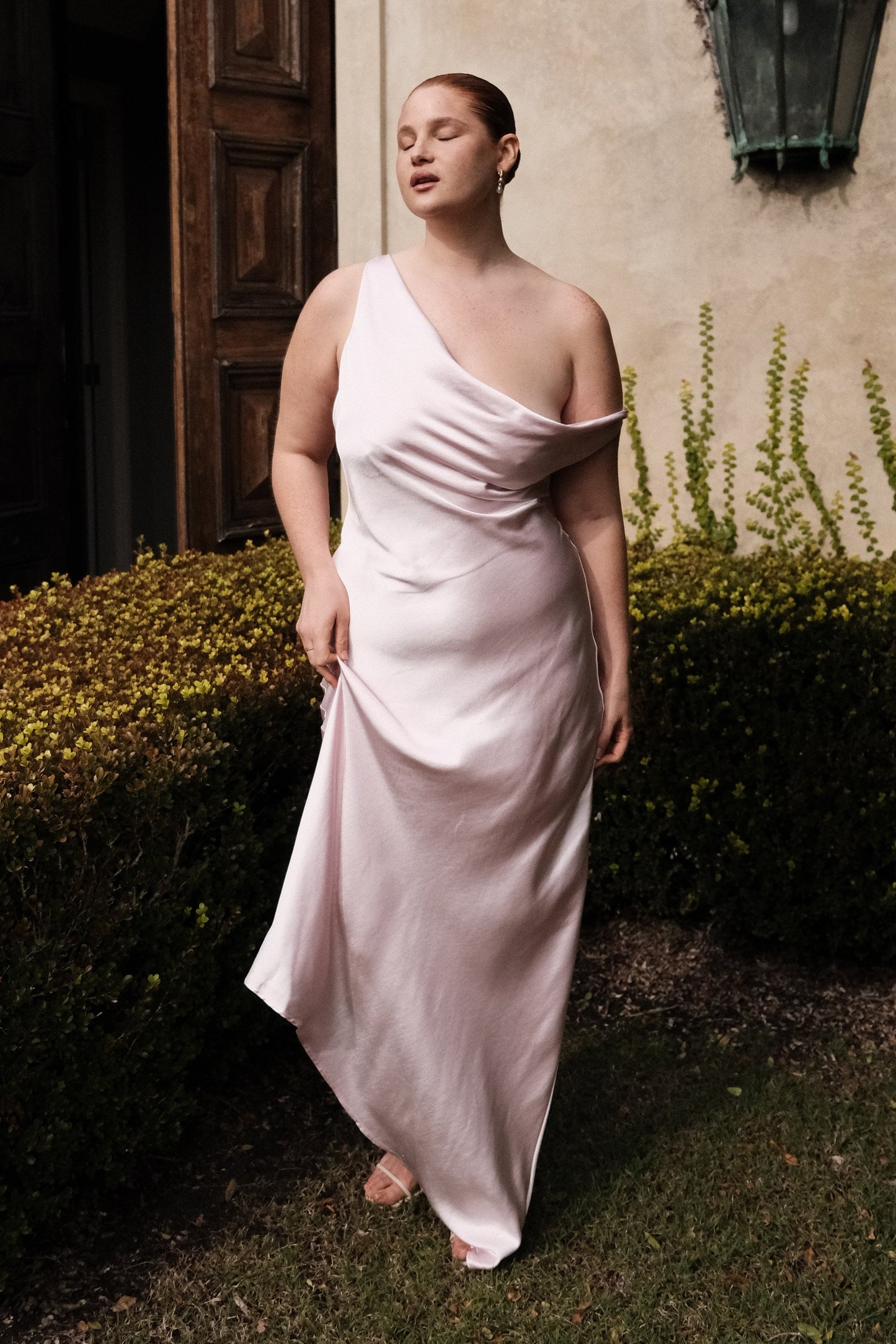 Robe Maxi Yvette à Bretelles avec Emmanchure Asymétrique - Rose Pâle
