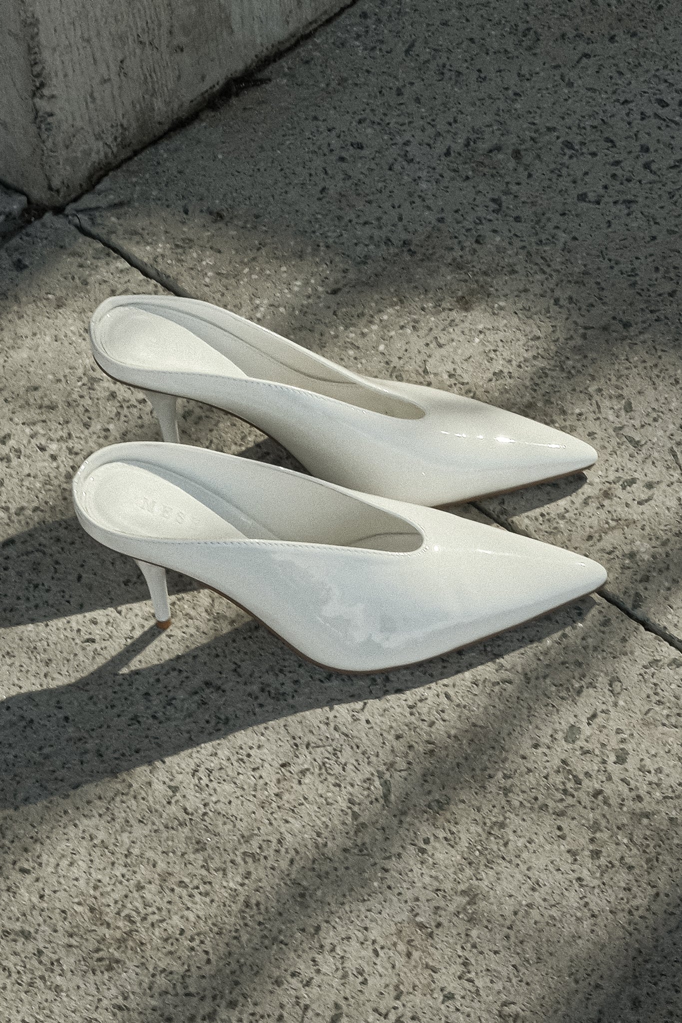 Emerson - Chaussures à bout pointu en simili cuir verni - Ivoire