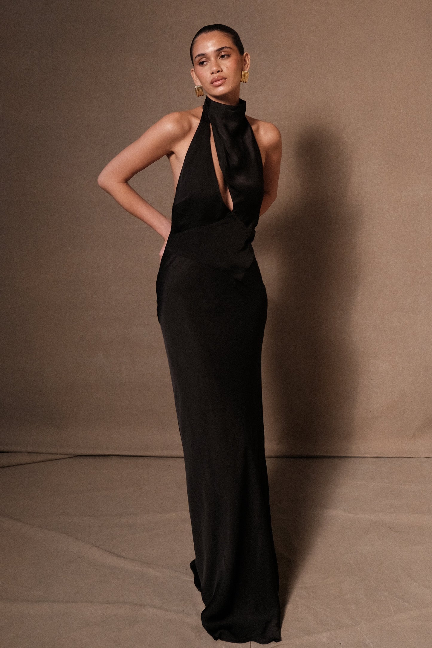 Robe Maxi Belladonna en Satin avec Décolleté Halter - Noir