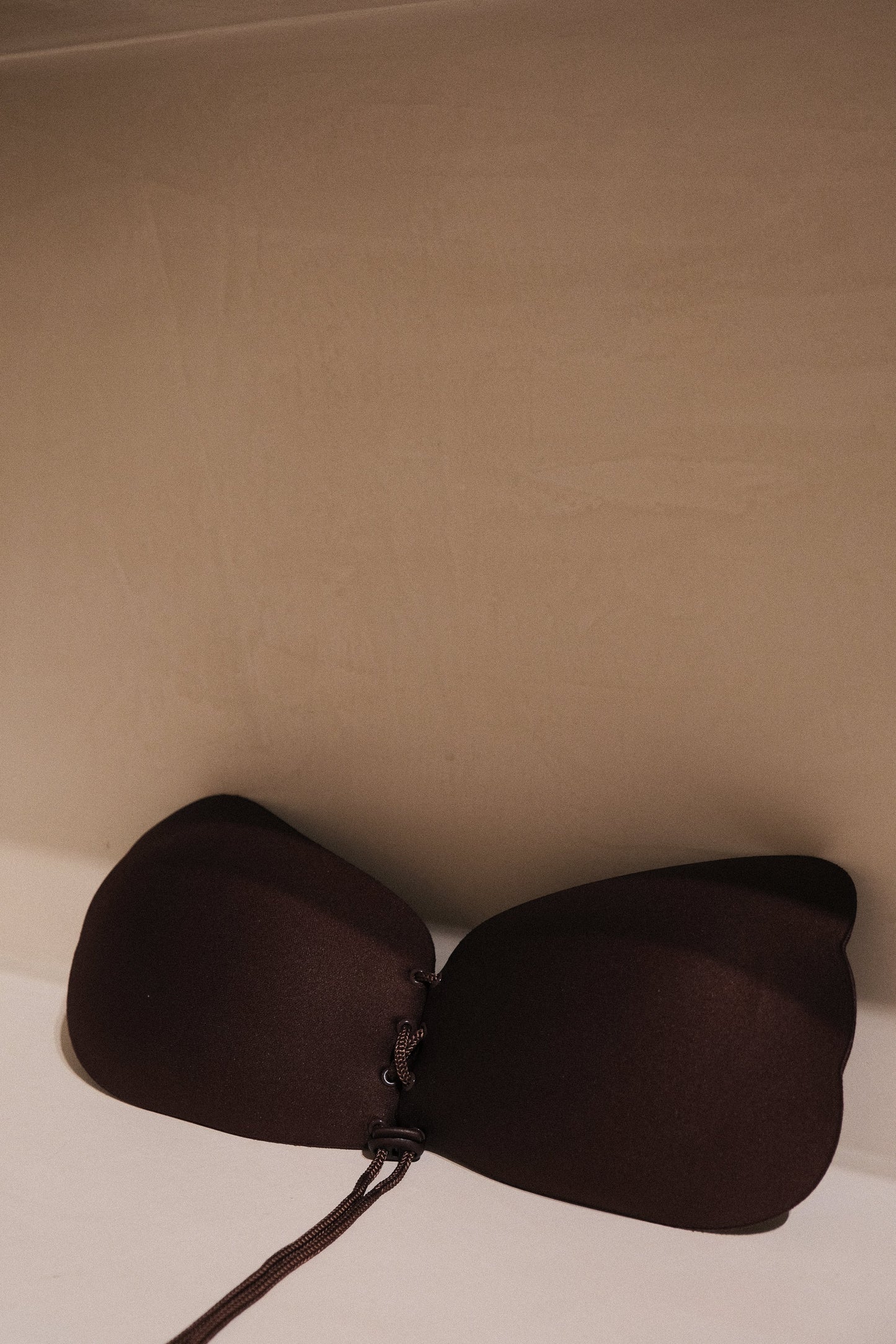 Stick It! Soutien-gorge adhésif sans bretelles - Marron