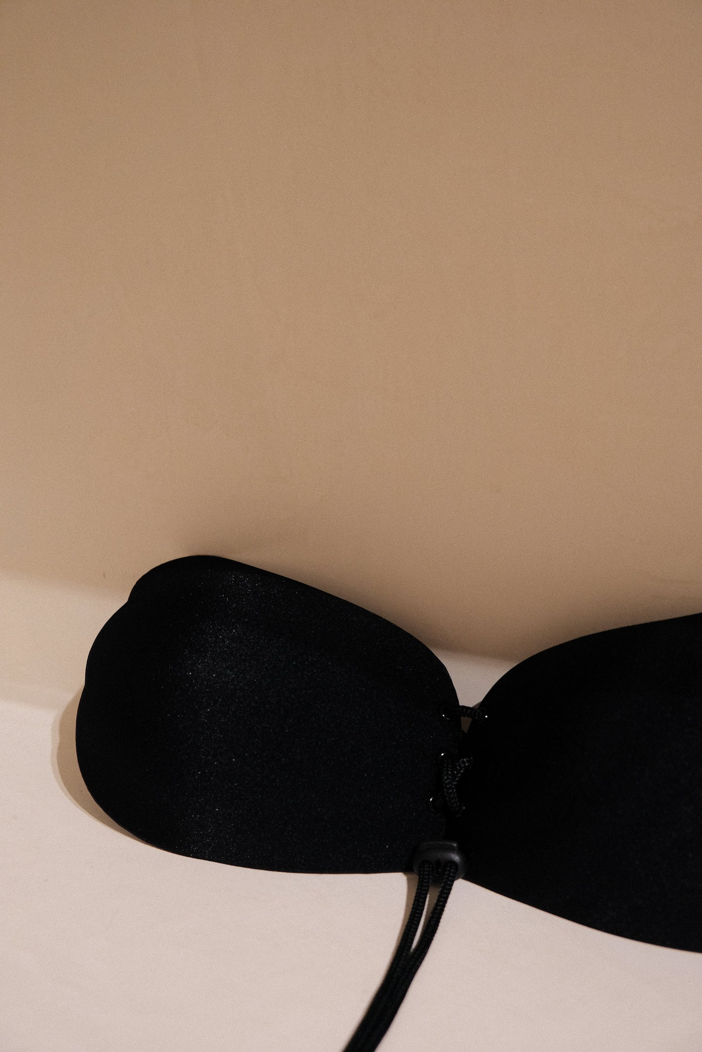 Stick It! Soutien-gorge adhésif sans bretelles - Noir