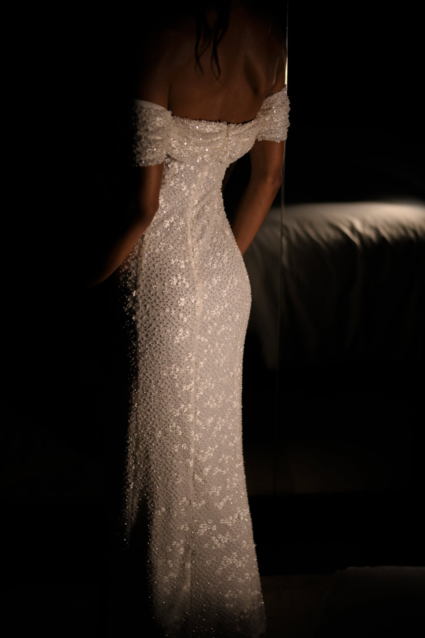Robe de mariée blanche Priyanka Daisy, perlée et décolletée épaules dénudées.