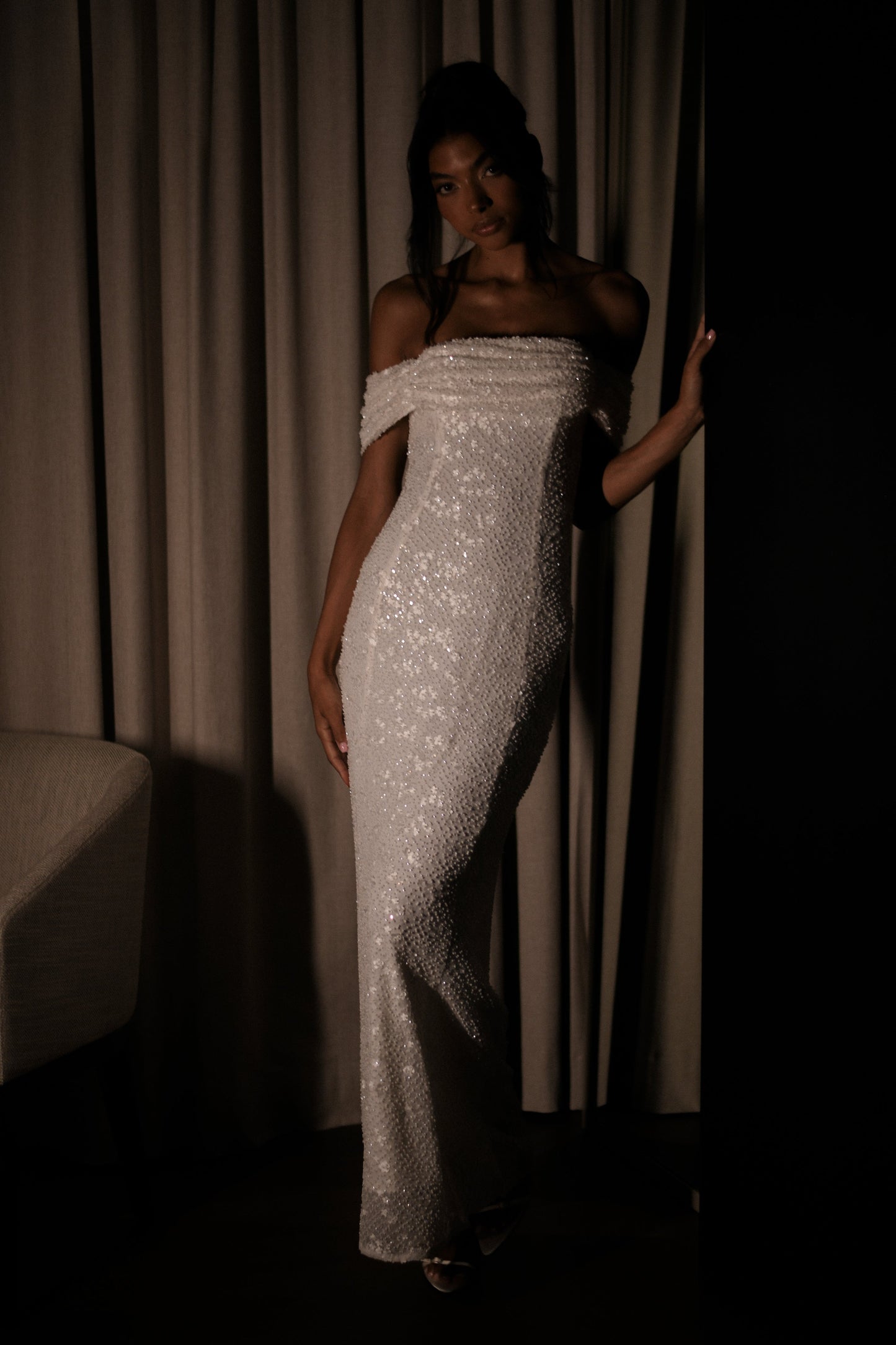 Robe de mariée blanche Priyanka Daisy, perlée et décolletée épaules dénudées.