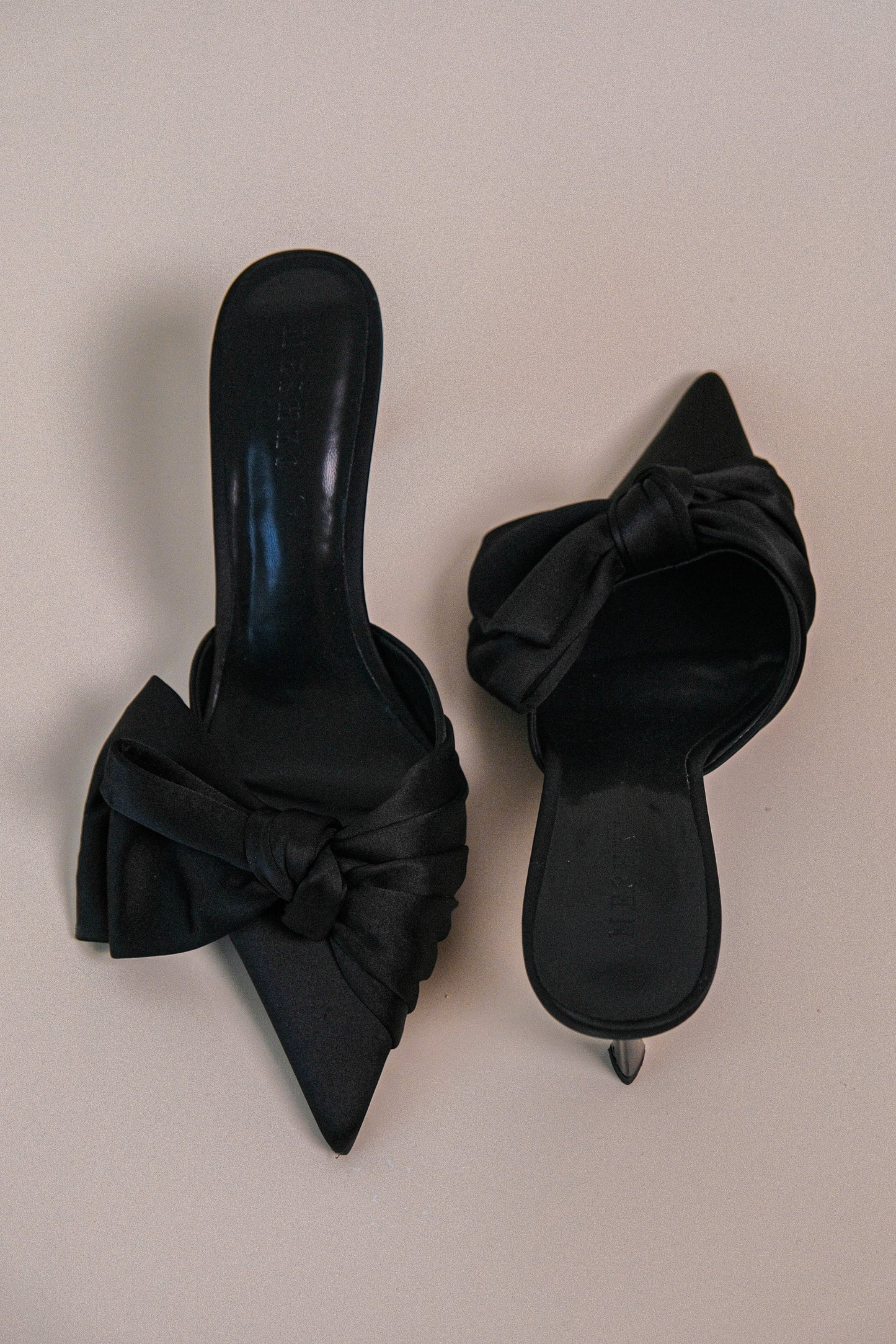 Elena, talons satinés à nœud et bout pointu - Noir