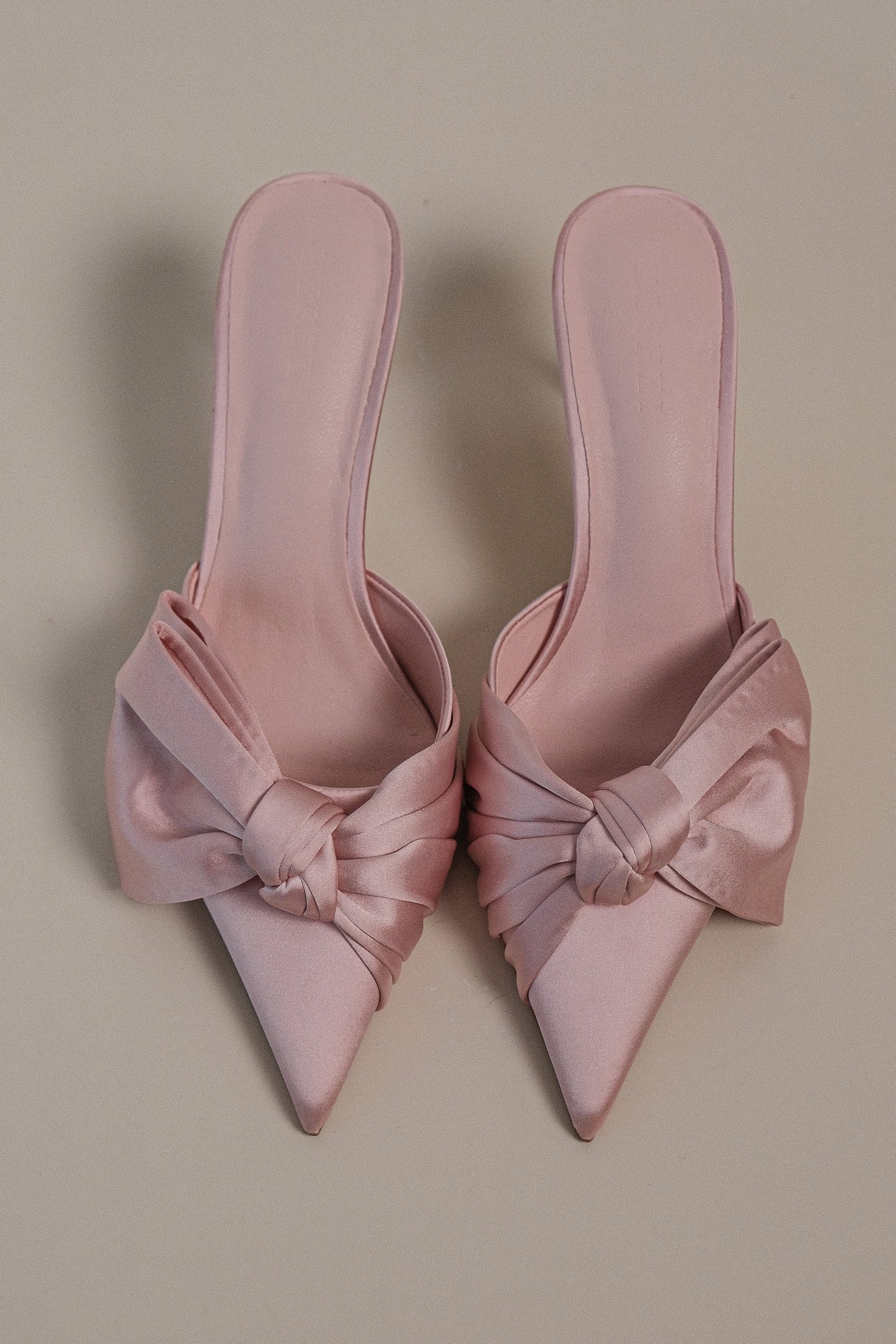 Elena, talons satinés à nœud pointus - Rose pastel