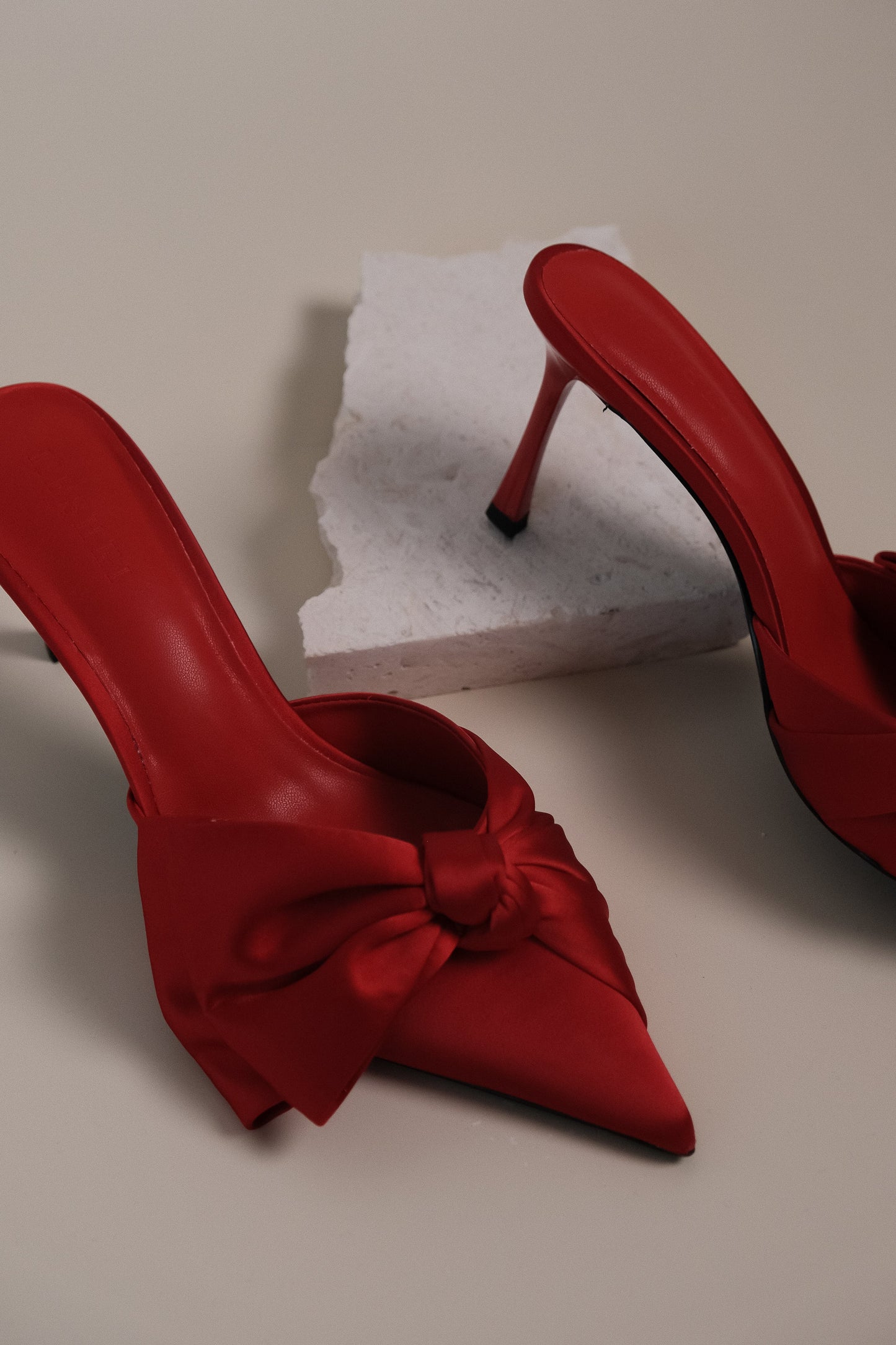 Elena, talons satinés à nœud et bout pointu - Rouge