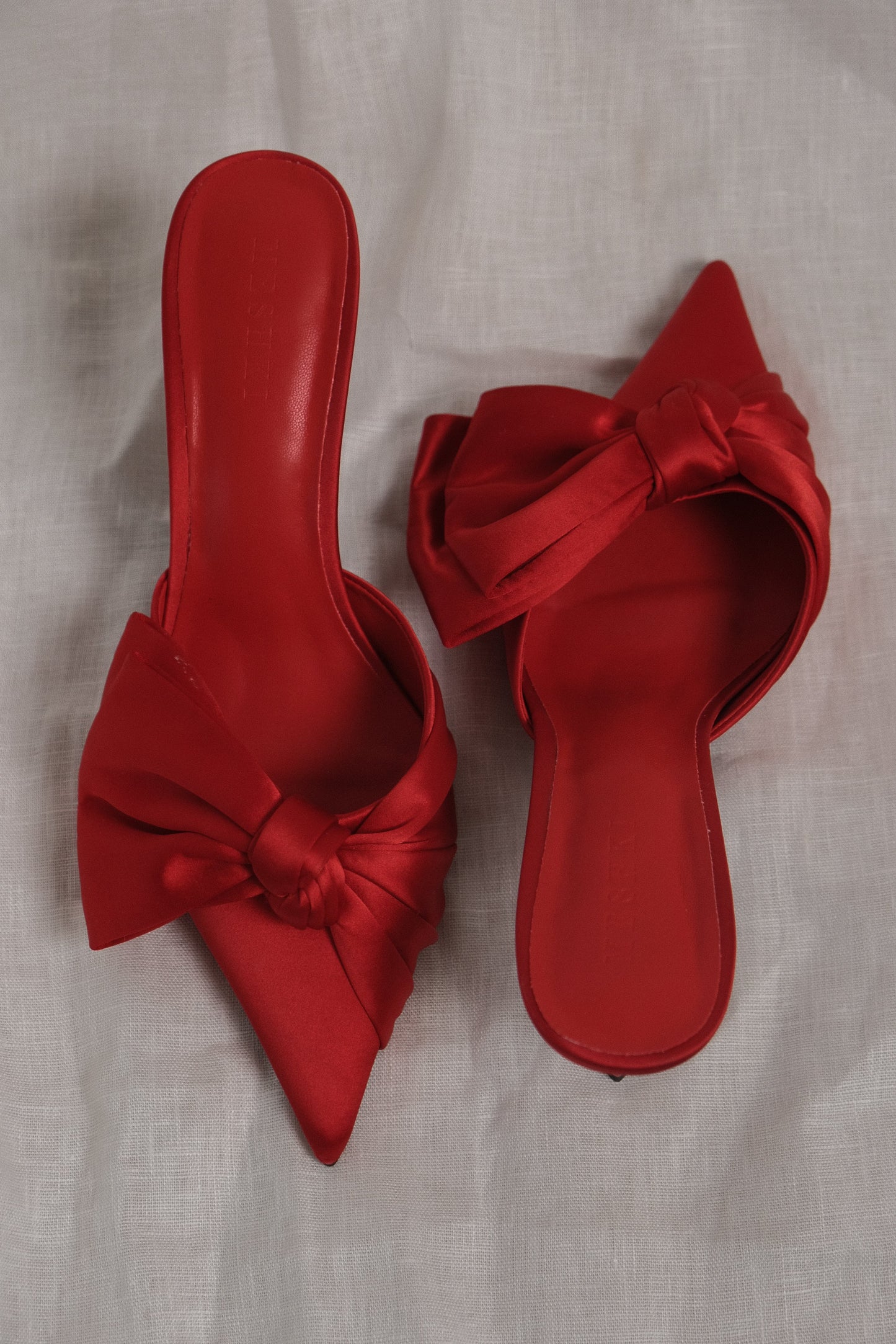 Elena, talons satinés à nœud et bout pointu - Rouge