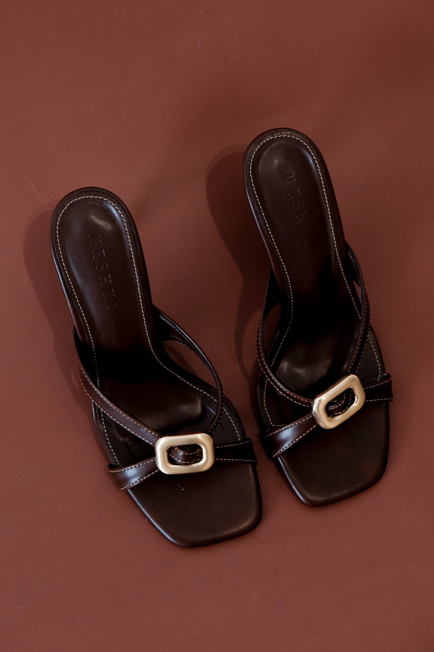 Jodie, talons hauts avec ornements métalliques - Chocolat