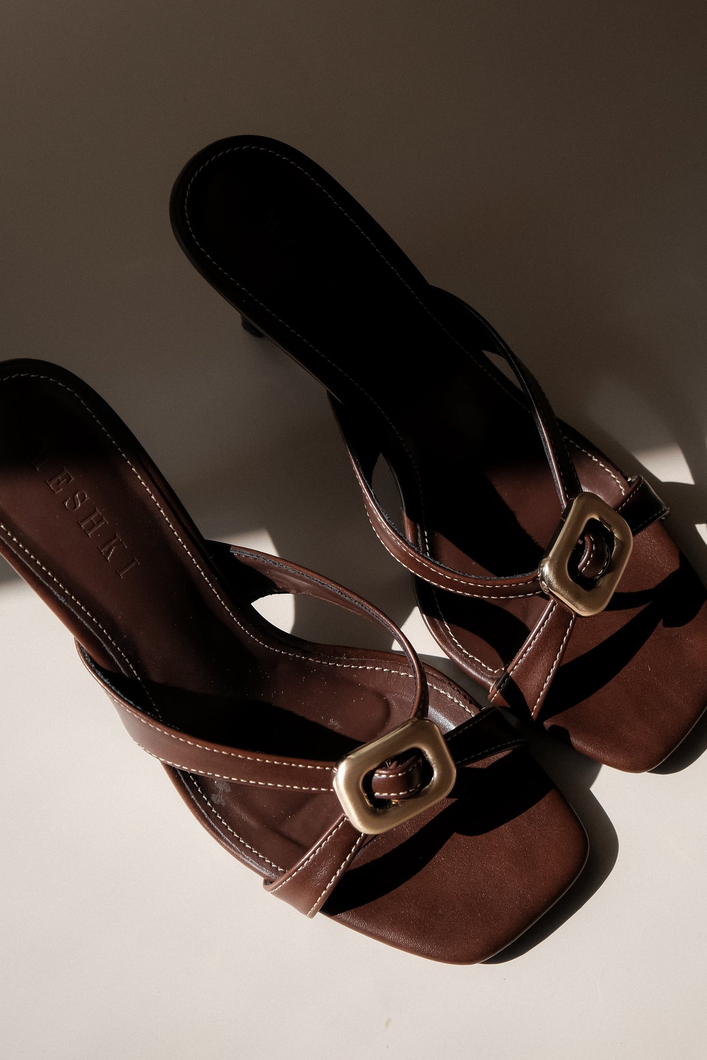 Jodie, talons hauts avec ornements métalliques - Chocolat