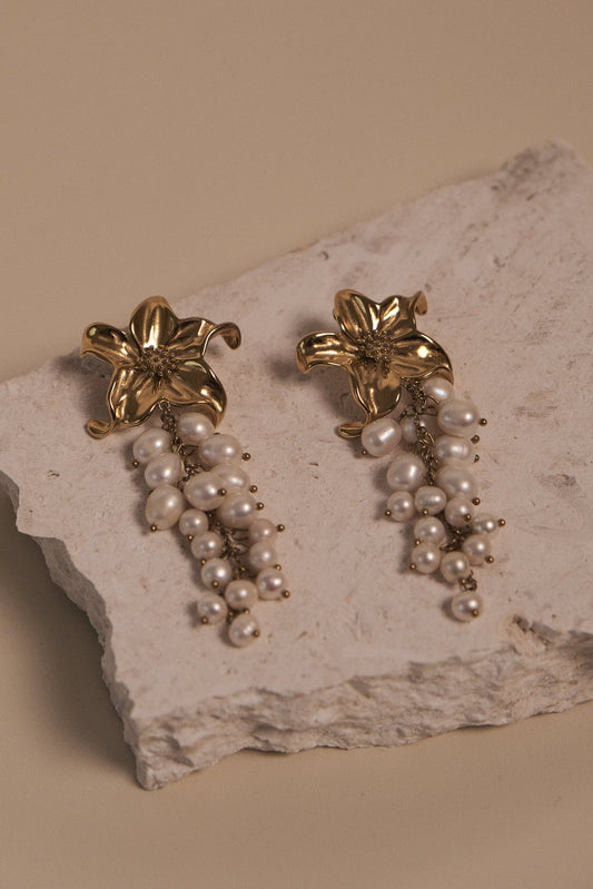 Boucles d'oreilles Eva en perles d'eau douce avec motif floral - Or