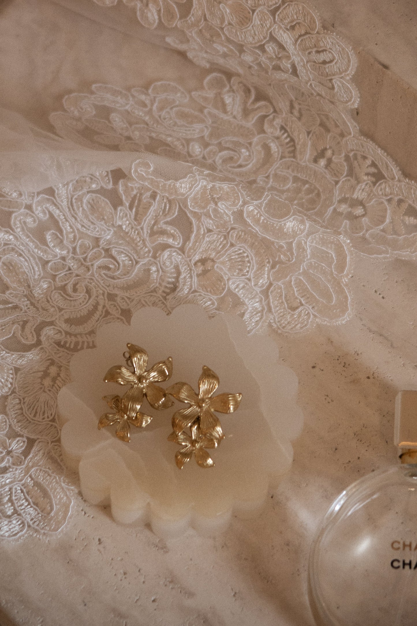 Boucles d'oreilles fleuries pendantantes Infatuated - Or