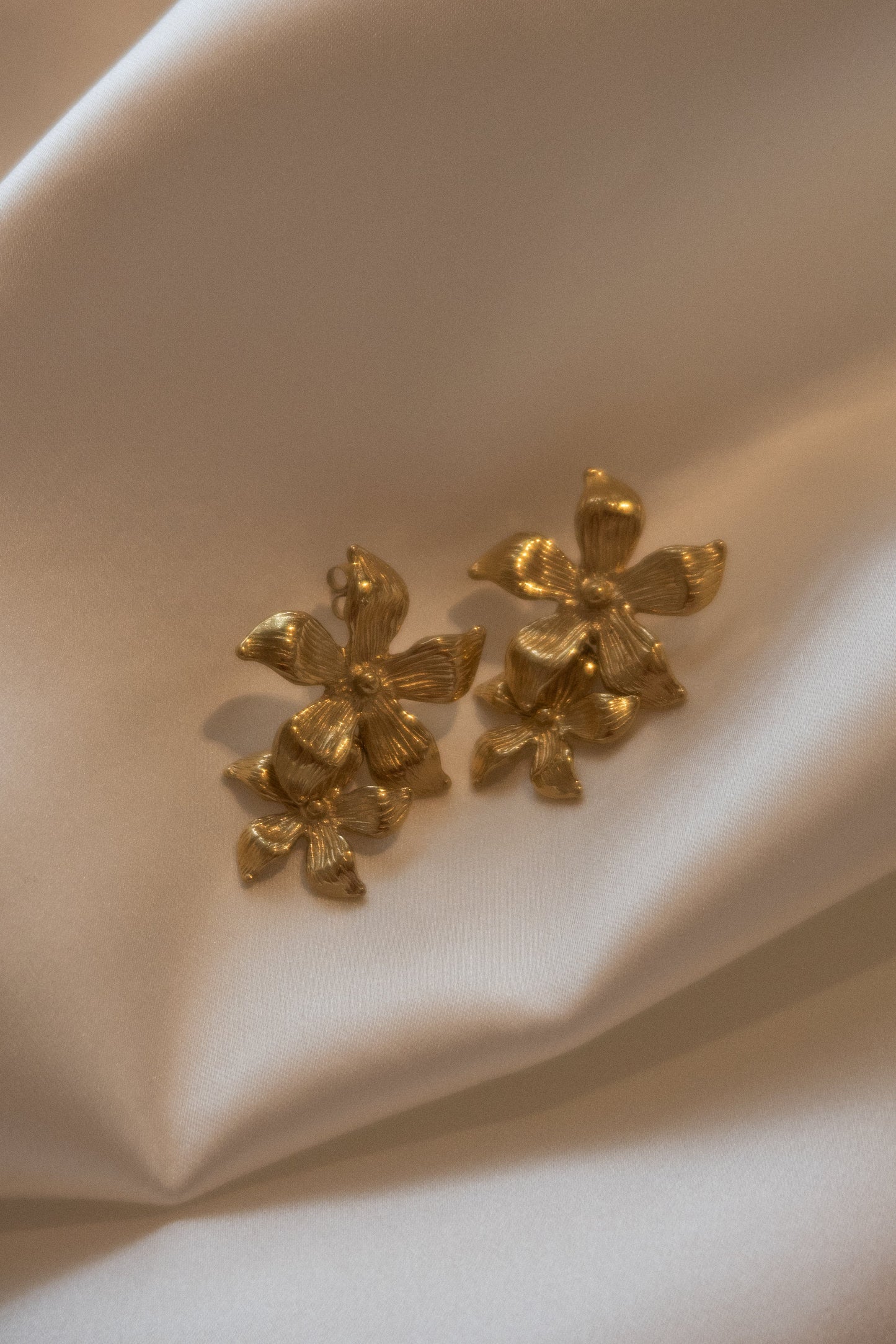 Boucles d'oreilles fleuries pendantantes Infatuated - Or