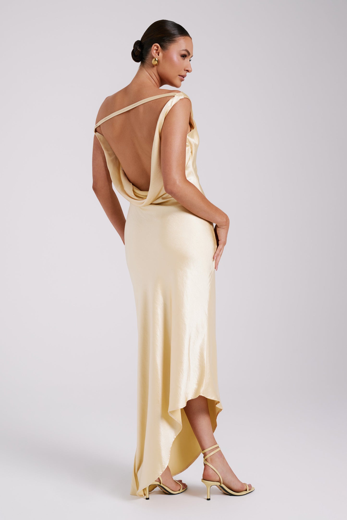 Robe Maxi Yvette à Bretelles avec Emmanchure Asymétrique - Couleur Beurre