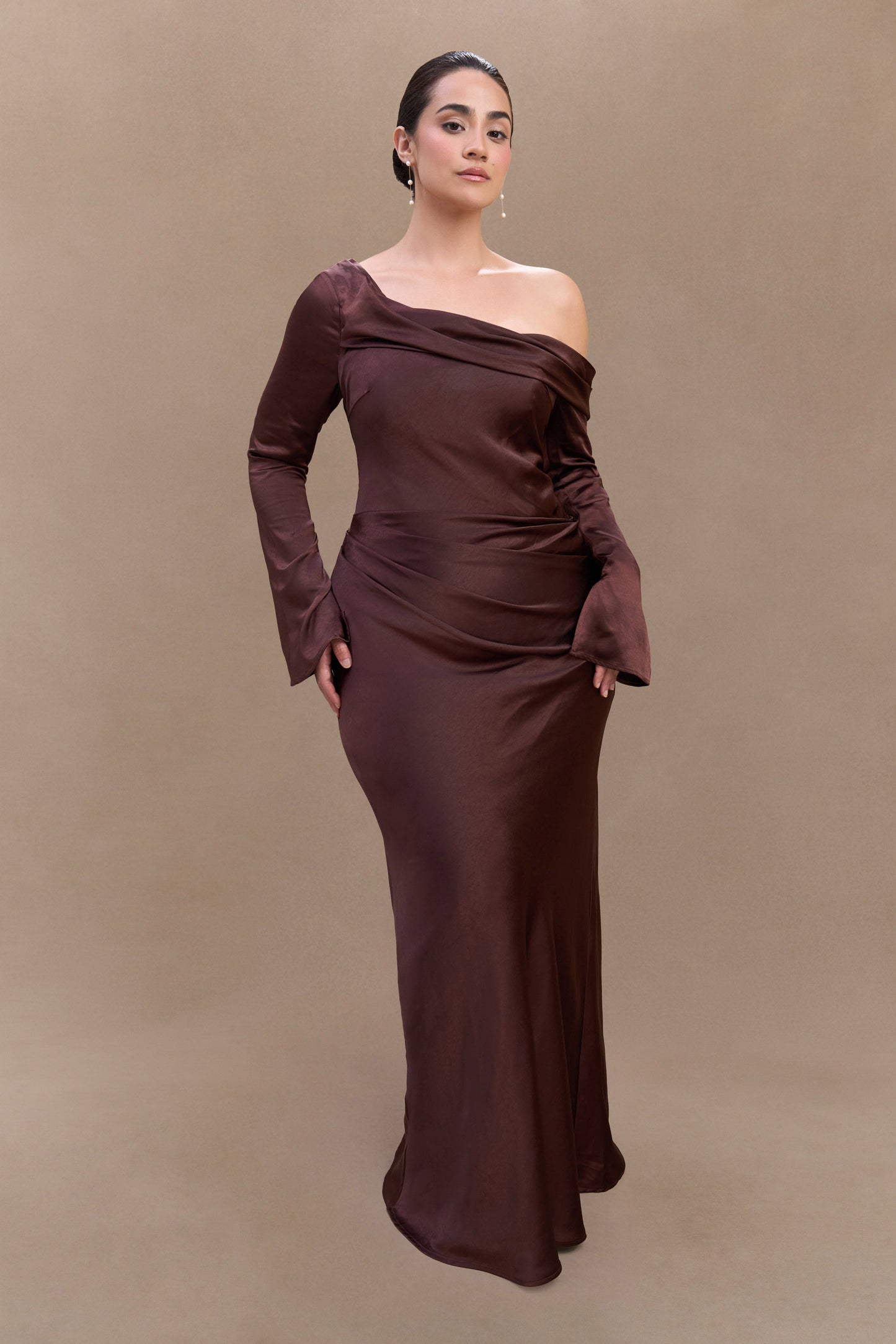 Iris Robe Maxi Satin à Manches Longues - Chocolat Noir