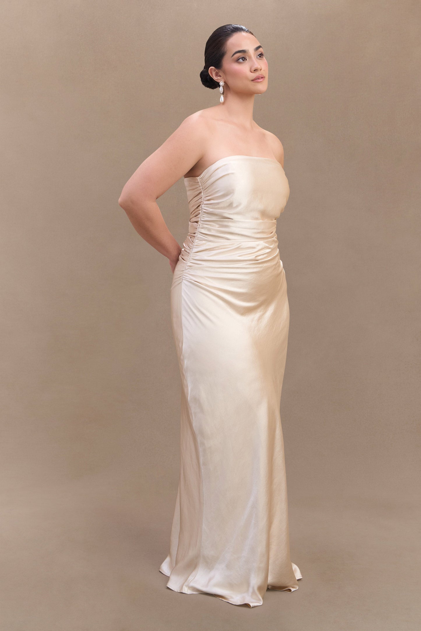 Robe longue satinée sans bretelles Cedar - Or rosé