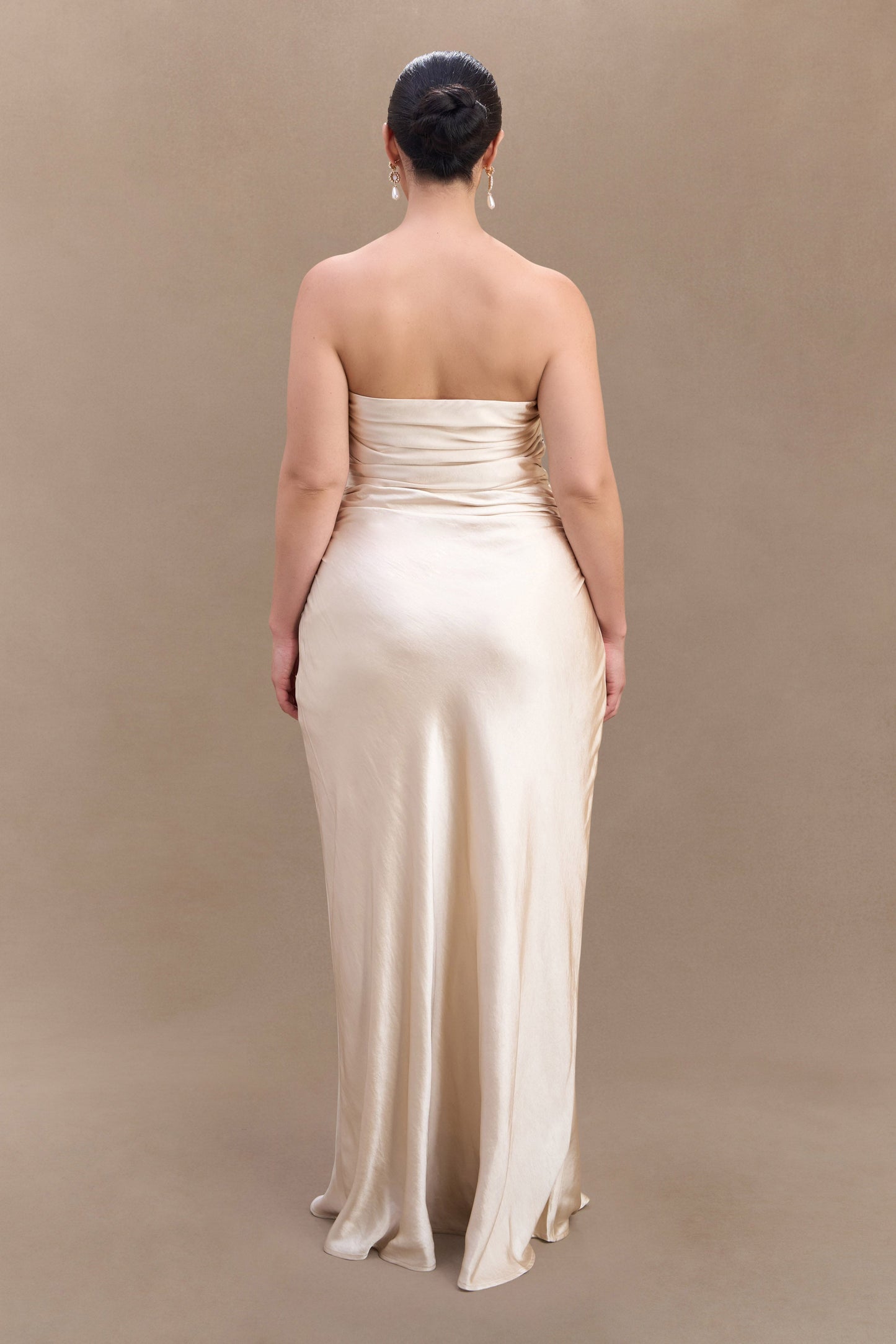 Robe longue satinée sans bretelles Cedar - Or rosé