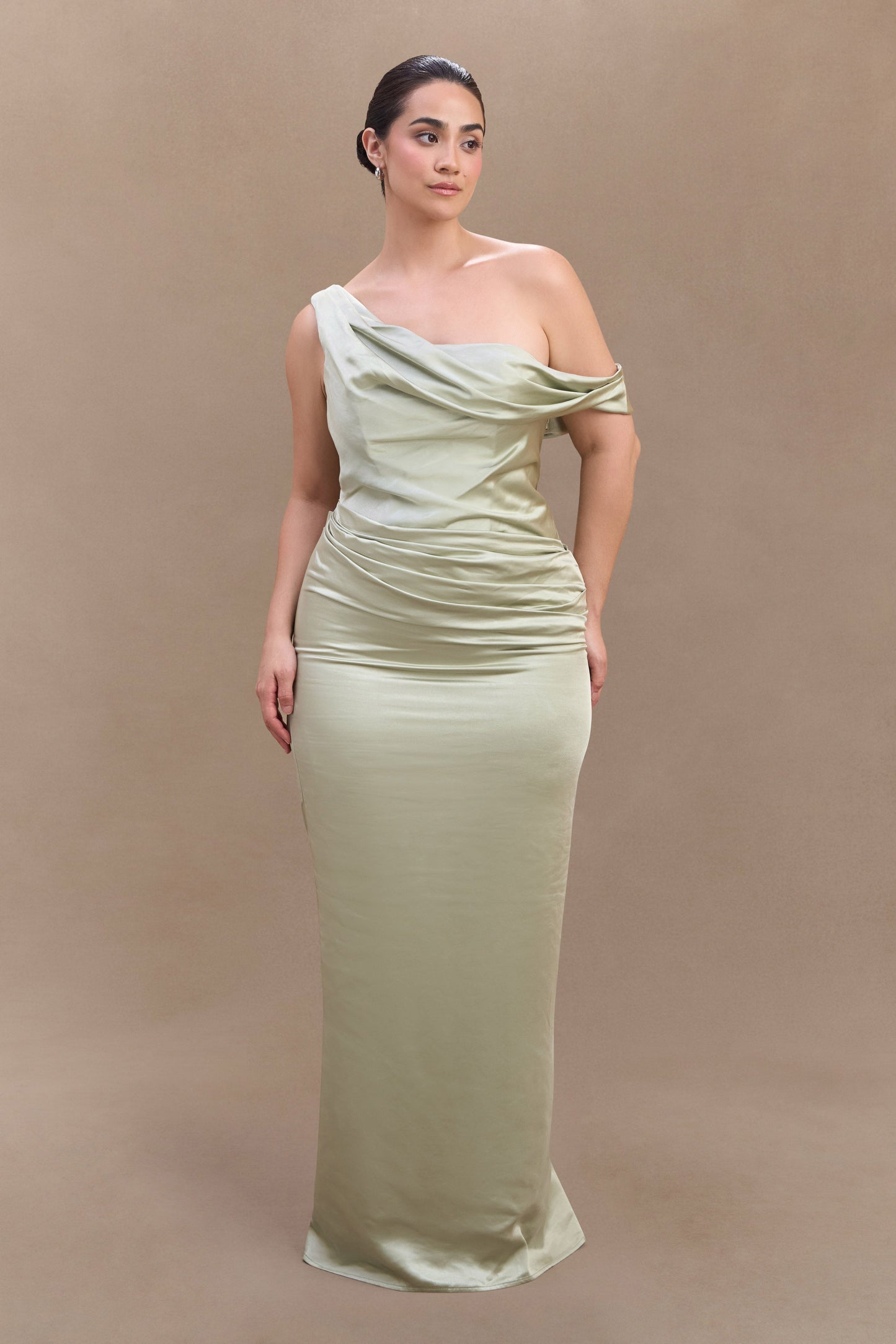 Robe maxi en satin Dalia à épaules dénudées - Senteur de sauge